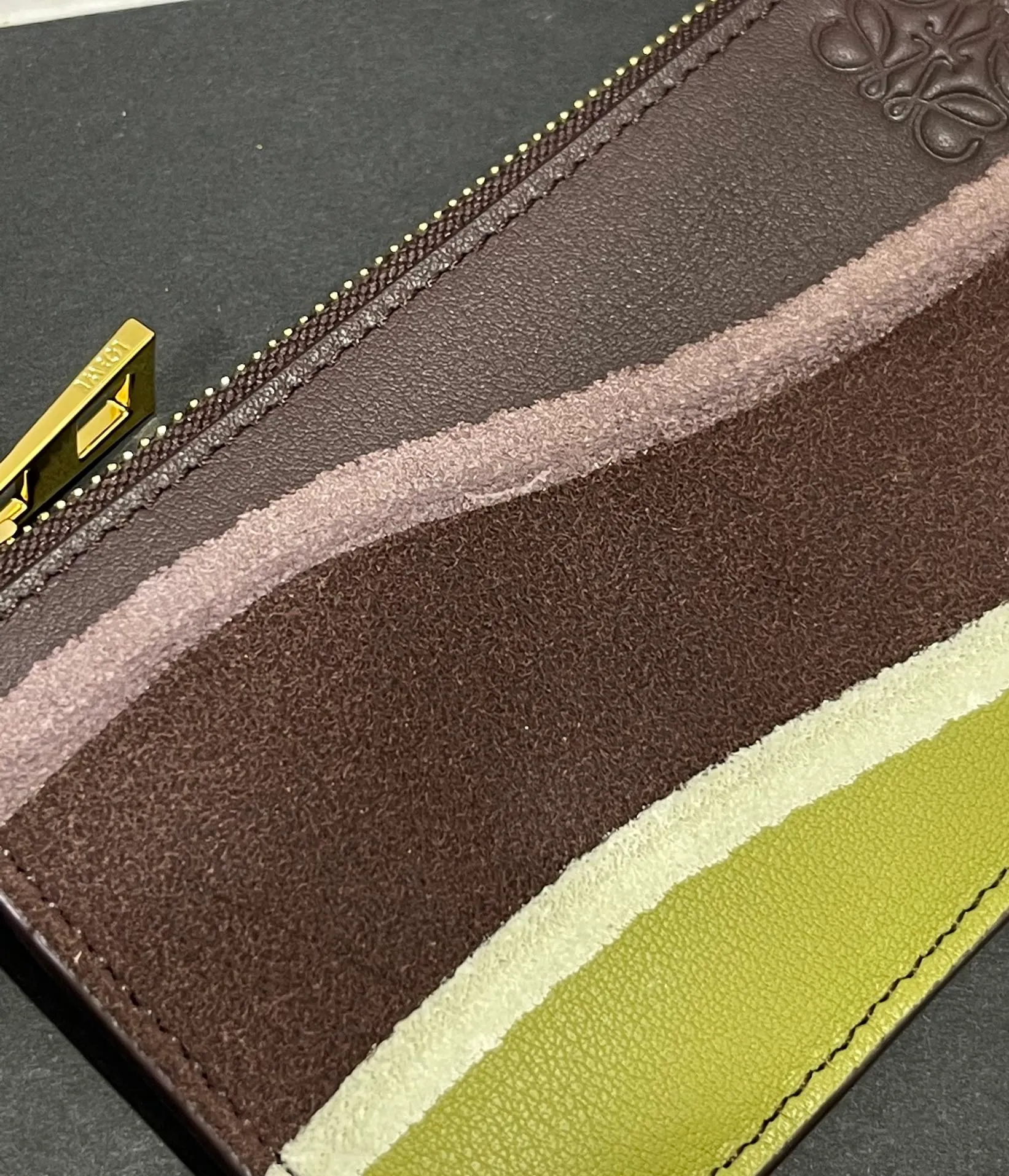 600💰 Landscape spliced ​​zipper card holder is made of calfskin and suede. This card holder is made by thinning, laminating, laminating and other complex production processes of different leathers. Four card slots and a zipper compartment. Style No. 3816 Note⚠️: The radian position of the leather splicing will be different, and there will be rubber bands or skin scars. Each one is unique, so please don’t disturb me if you mind!