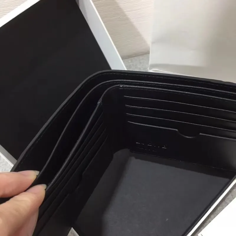 600💰 ## Men's Puzzle bifold wallet series color-blocked short clip is made of piqué calfskin. Its design features: 8 credit card slots and 2 slip pockets. Style number 3582, size 11.5*10