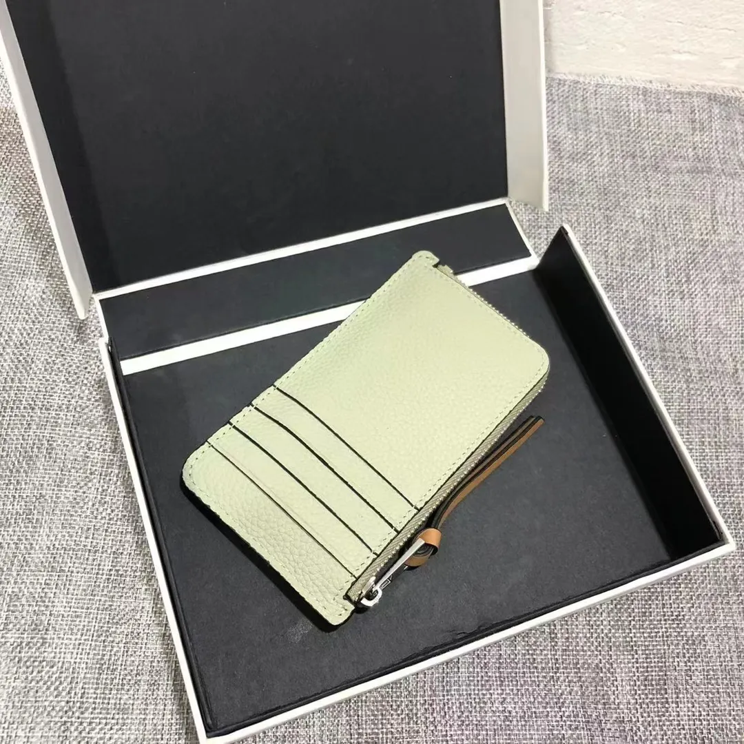 480💰 Color-blocked zippered card holder is made of soft pique calfskin and contrasting calfskin. There are card slots and zipper pockets on both sides, which can hold change and cards. It is exquisite and practical. Style number 3762, size 13*7.5