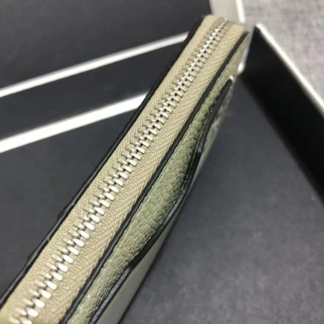 480💰 Color-blocked zippered card holder is made of soft pique calfskin and contrasting calfskin. There are card slots and zipper pockets on both sides, which can hold change and cards. It is exquisite and practical. Style number 3762, size 13*7.5