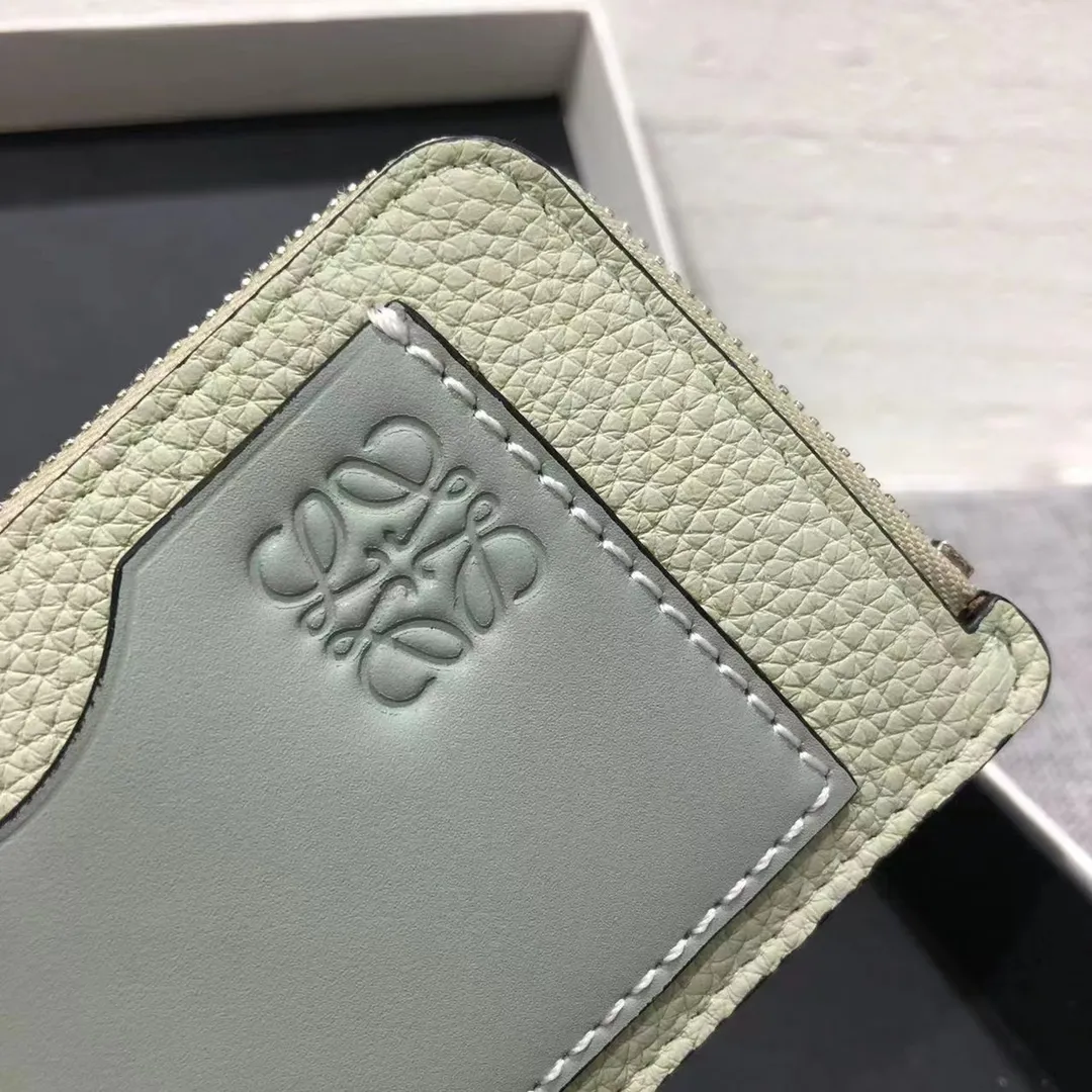 480💰 Color-blocked zippered card holder is made of soft pique calfskin and contrasting calfskin. There are card slots and zipper pockets on both sides, which can hold change and cards. It is exquisite and practical. Style number 3762, size 13*7.5