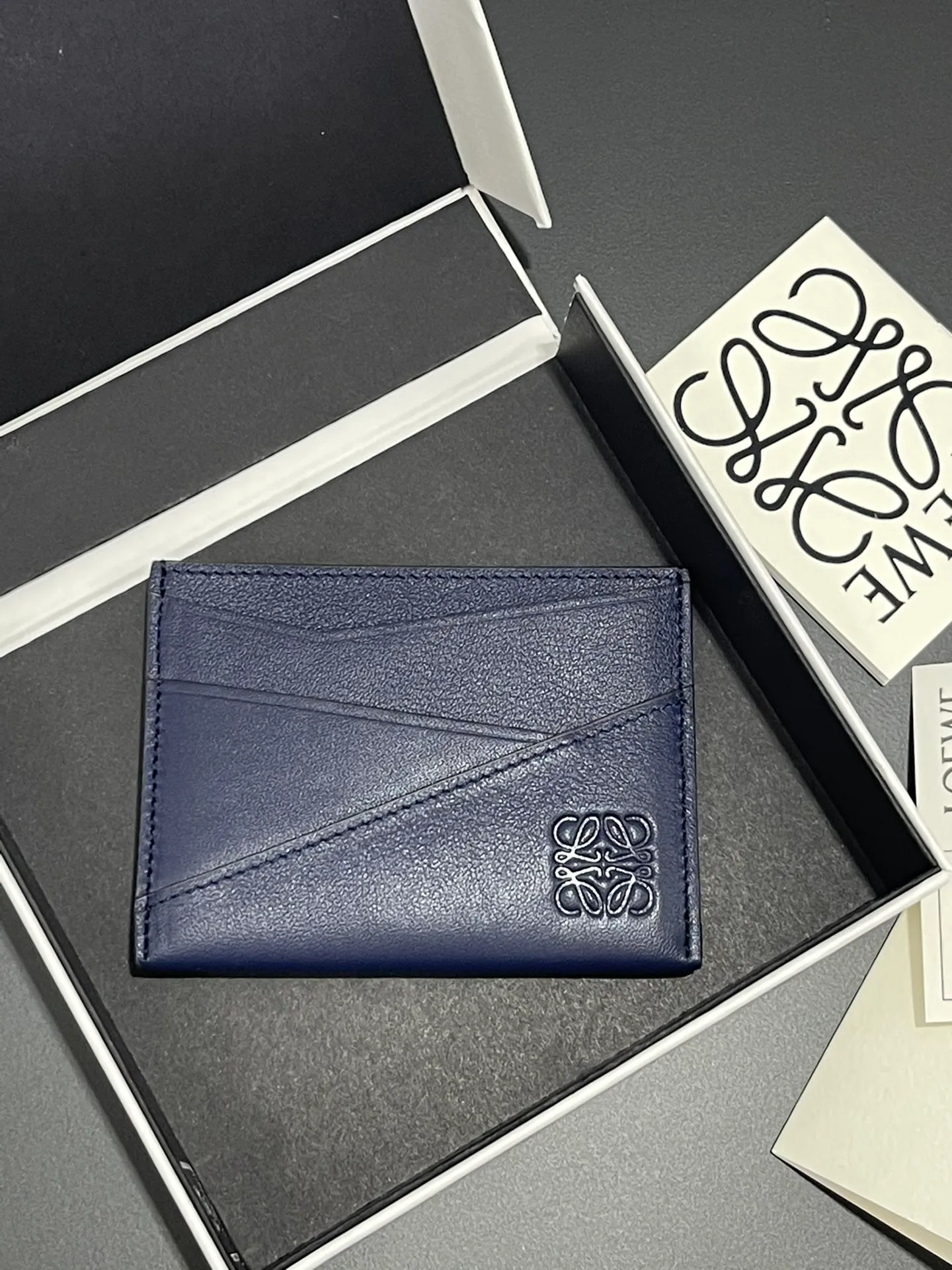 440💰 Men's single card holder shipped. The wallet is inspired by the puzzle series handbags. It adopts a unique geometric pattern. It is made of classic calfskin material. It has four card slots and a middle compartment. Style number 3802. Size 10.5*7.5