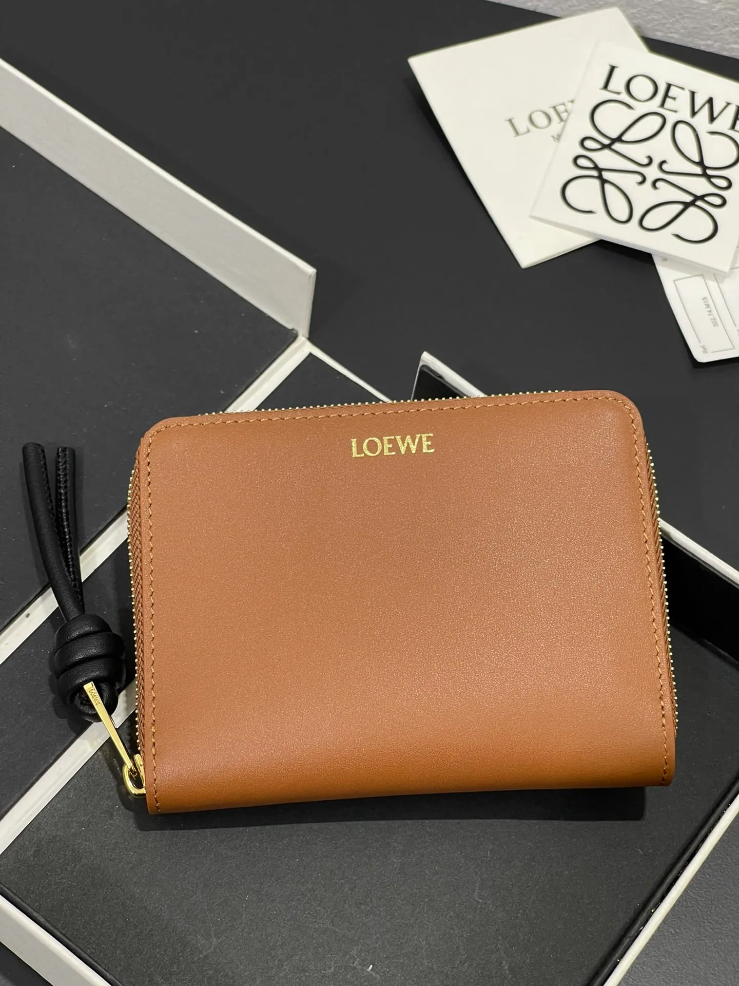 Glossy nappa leather knotted zipper wallet with sheepskin lining, color-blocked knotted pull tab, six card slots and zipper compartment. Style number 3805, size 12*9.5 💰410