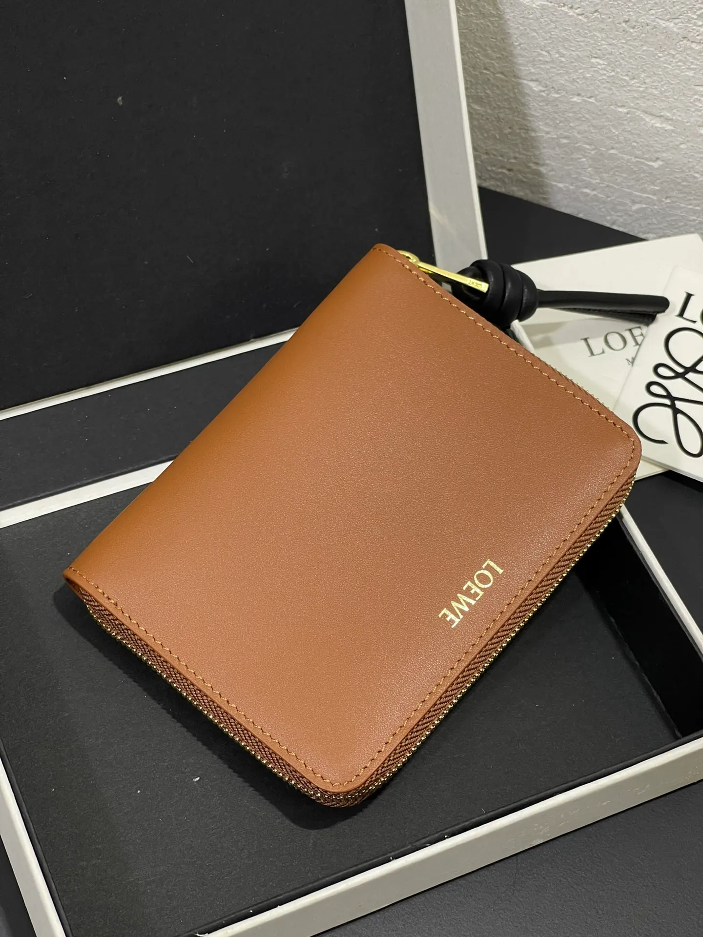 Glossy nappa leather knotted zipper wallet with sheepskin lining, color-blocked knotted pull tab, six card slots and zipper compartment. Style number 3805, size 12*9.5 💰410