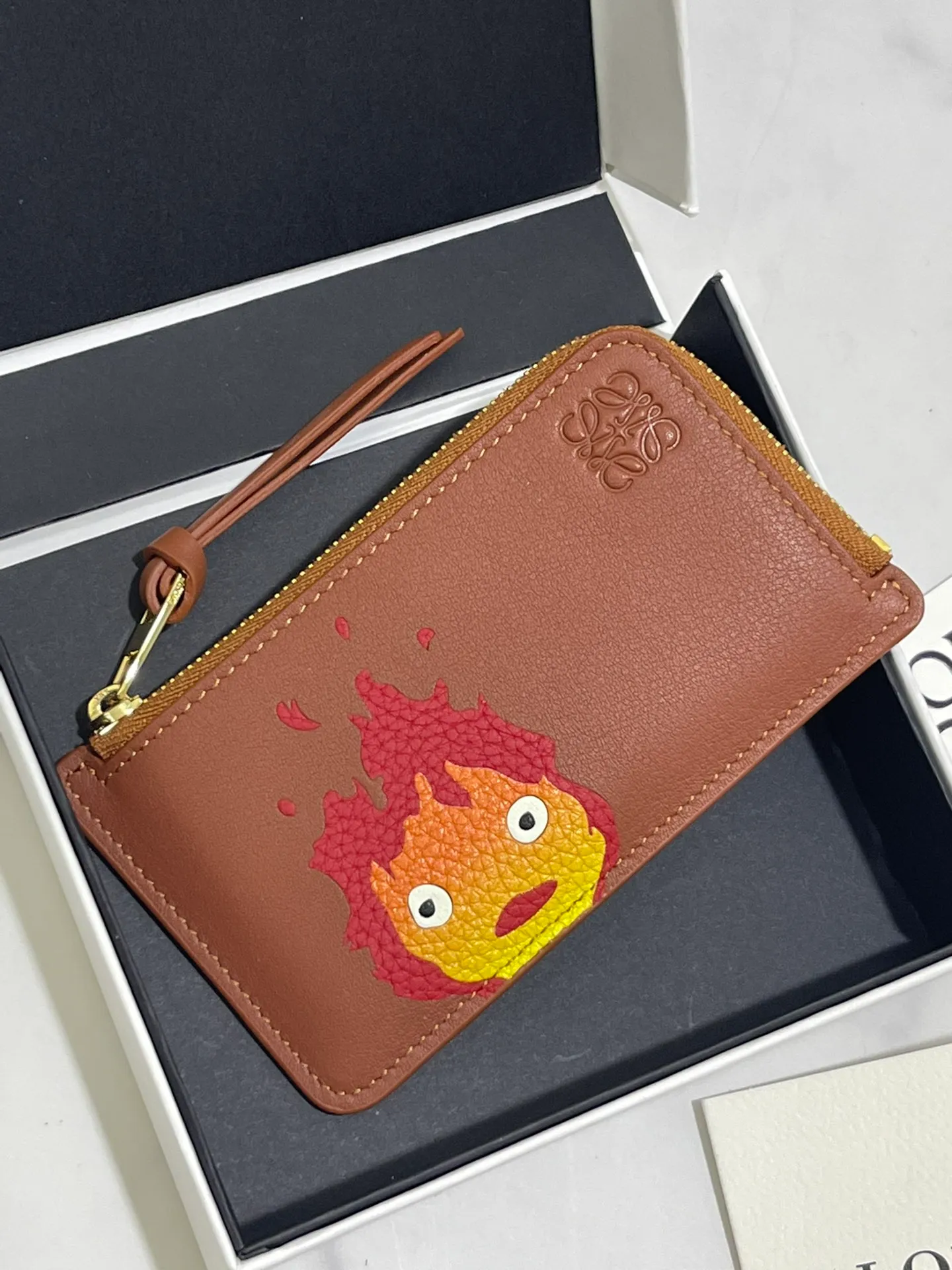 ❤️Calcifer zipper card holder✖️Howl's Moving Castle is said to be the final work of LOE**WE and Hayao Miyazaki. It is made of classic calfskin, using precise cutting technology, made with inlay technology, 4 card slots and a large zippered pocket. Style No. 3789, size 13*7.5, (Note⚠️: Since the pattern is inlaid and spliced ​​by hand, it is normal to have gaps and flakes on the leather) 💰660