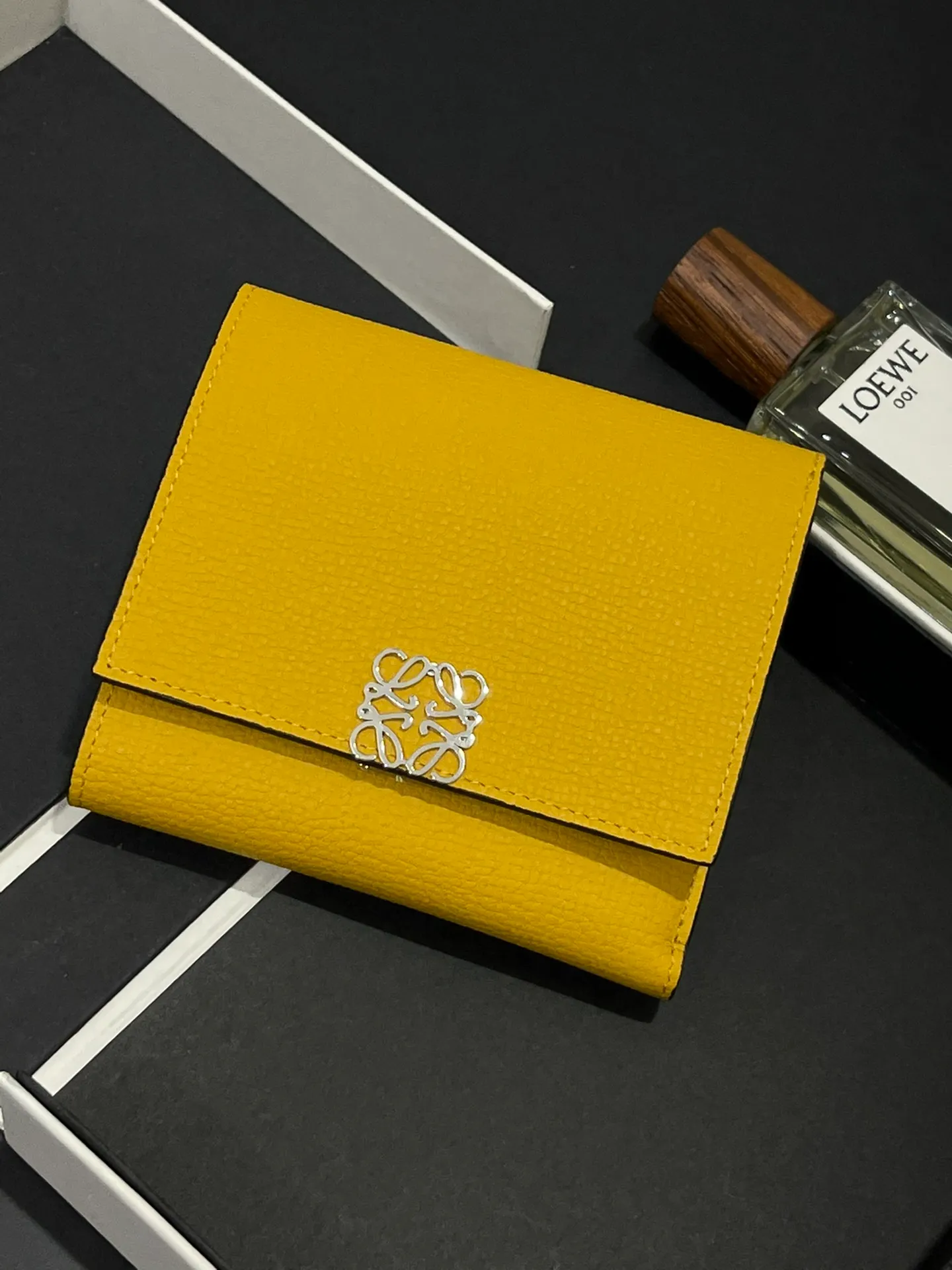 410💰 Short folding wallet made of pebbled cowhide, calfskin lining, card slots, zipper pocket, can enlarge banknotes. Style number 3729, size 10*11💰410