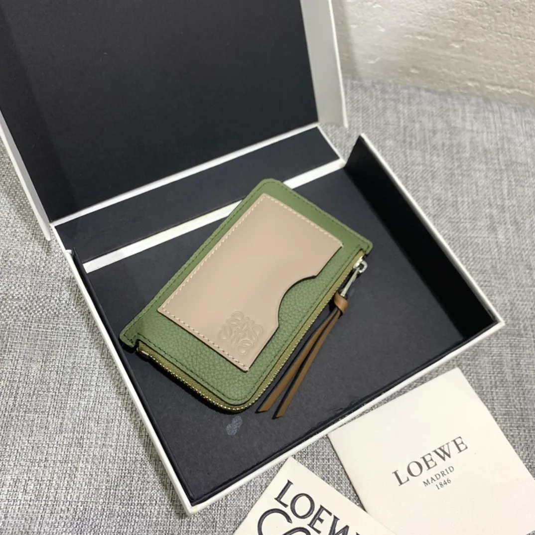 480💰 Color-blocked zippered card holder is made of soft pique calfskin and contrasting calfskin. There are card slots and zipper pockets on both sides, which can hold change and cards. It is exquisite and practical. Style number 3611, size 13*7.5