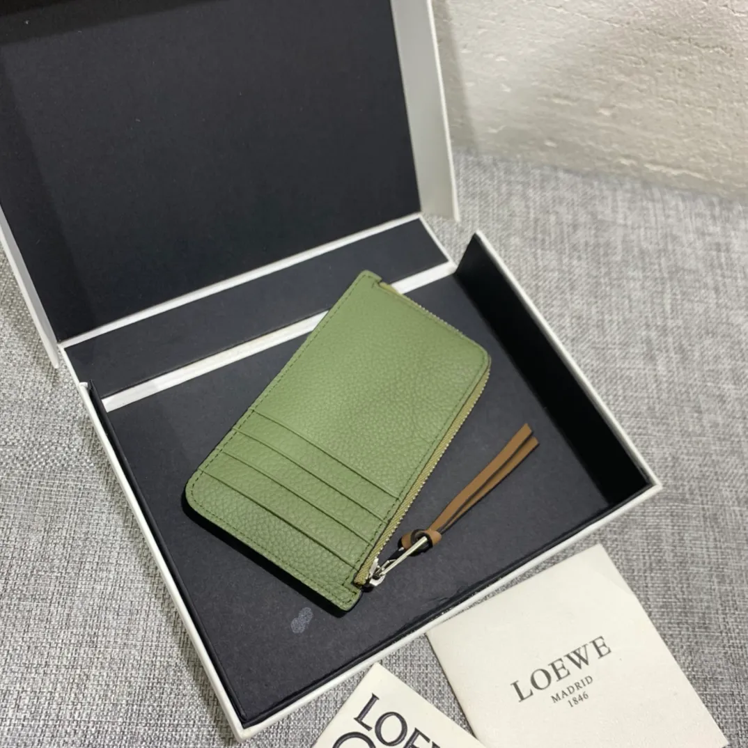 480💰 Color-blocked zippered card holder is made of soft pique calfskin and contrasting calfskin. There are card slots and zipper pockets on both sides, which can hold change and cards. It is exquisite and practical. Style number 3611, size 13*7.5