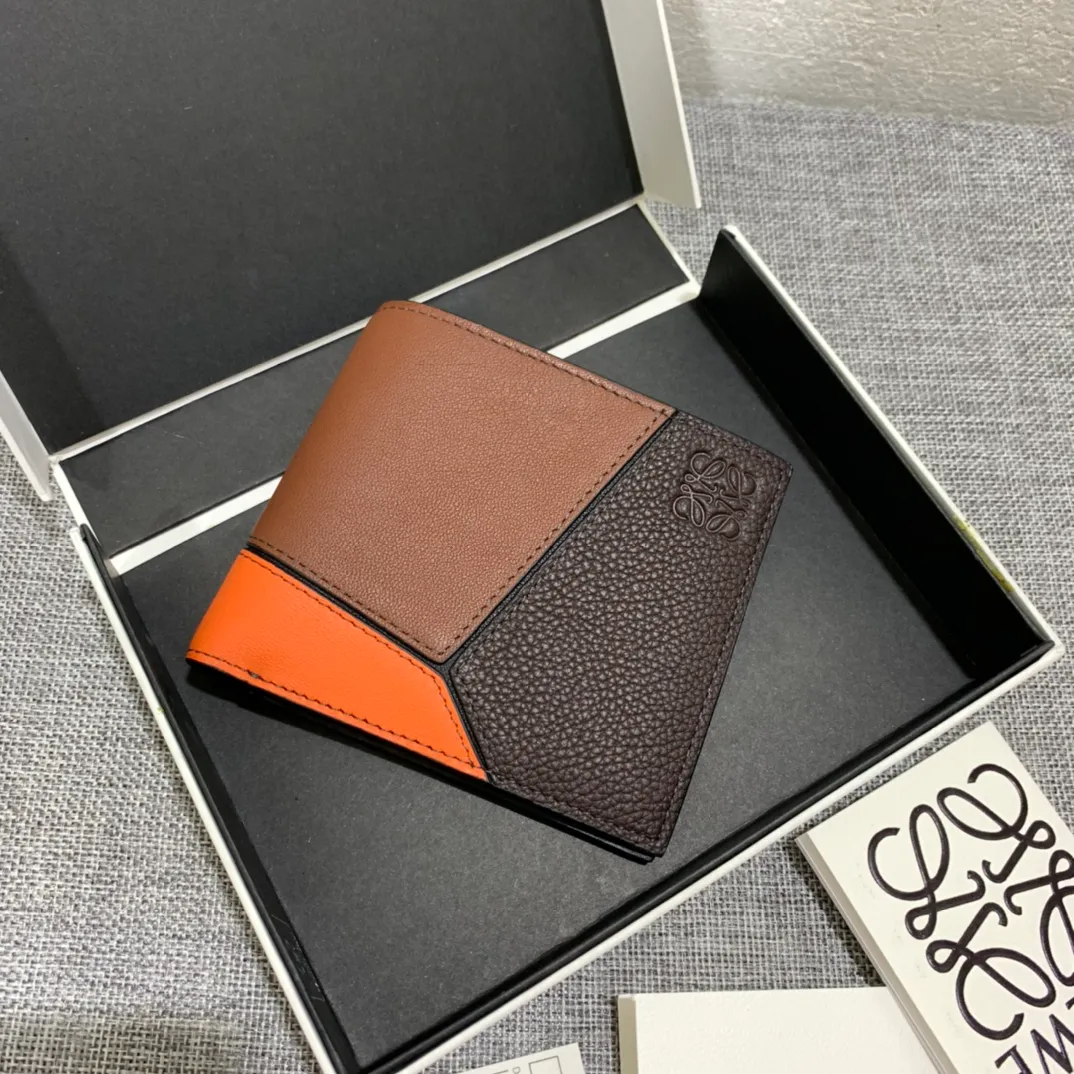 600💰 ## Men's Puzzle bifold wallet series color-blocked short clip is made of piqué calfskin. Its design features: 8 credit card slots and 2 slip pockets. Style number 3582, size 11.5*10