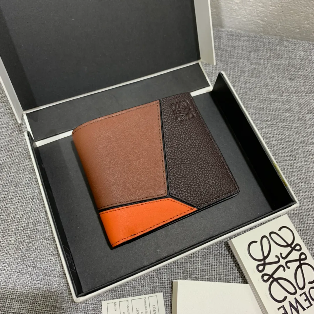600💰 ## Men's Puzzle bifold wallet series color-blocked short clip is made of piqué calfskin. Its design features: 8 credit card slots and 2 slip pockets. Style number 3582, size 11.5*10