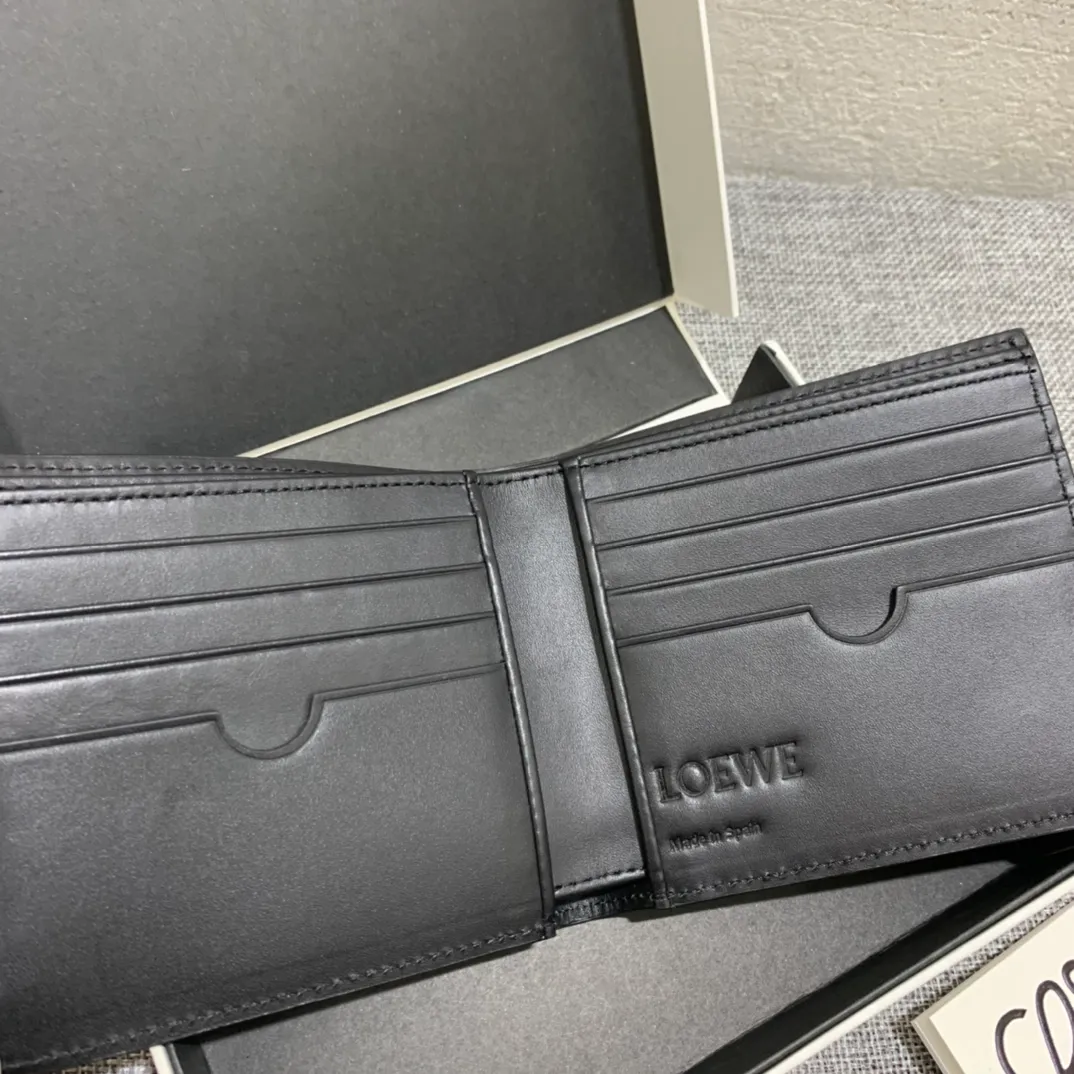 600💰 ## Men's Puzzle bifold wallet series color-blocked short clip is made of piqué calfskin. Its design features: 8 credit card slots and 2 slip pockets. Style number 3582, size 11.5*10