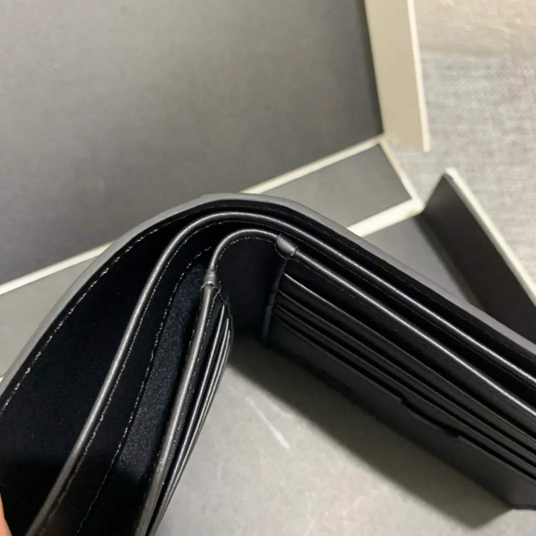 600💰 ## Men's Puzzle bifold wallet series color-blocked short clip is made of piqué calfskin. Its design features: 8 credit card slots and 2 slip pockets. Style number 3582, size 11.5*10
