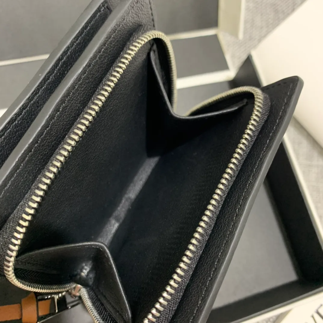 860💰The limited edition "Dust Elf" series short wallet is made of inlay technology, and its smart and exquisite design is dazzling. There are 8 card slots, skewer pockets and zipper pockets inside. Style number 3751, size 11*9 (Note⚠️: The dust elf pattern is spliced ​​and inlaid, and gaps and skin flakes are normal)