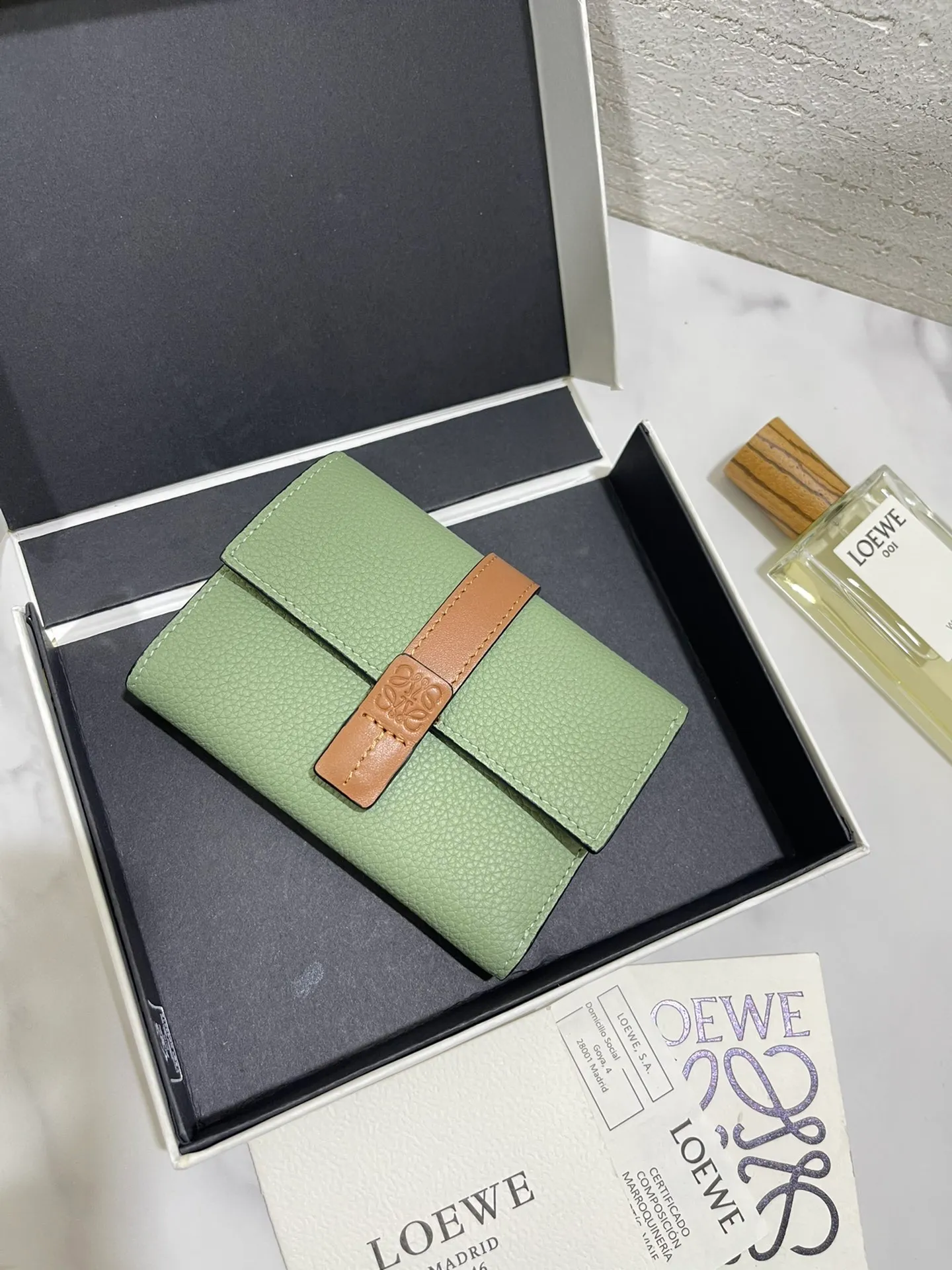 640💰 Small vertical wallet series wallets are made of soft pique calfskin and contrasting calfskin. It has zipper pockets, card slots and slip pockets, and a push button switch. It is exquisite and practical. Style number 3610, size 12*8.5