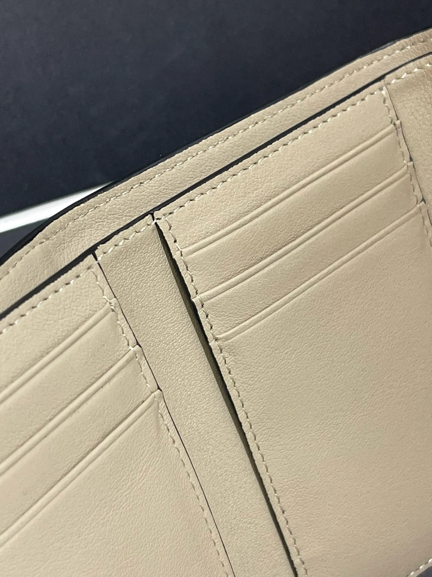 640💰 Small vertical wallet series wallets are made of soft pique calfskin and contrasting calfskin. It has zipper pockets, card slots and slip pockets, and a push button switch. It is exquisite and practical. Style number 3610, size 12*8.5
