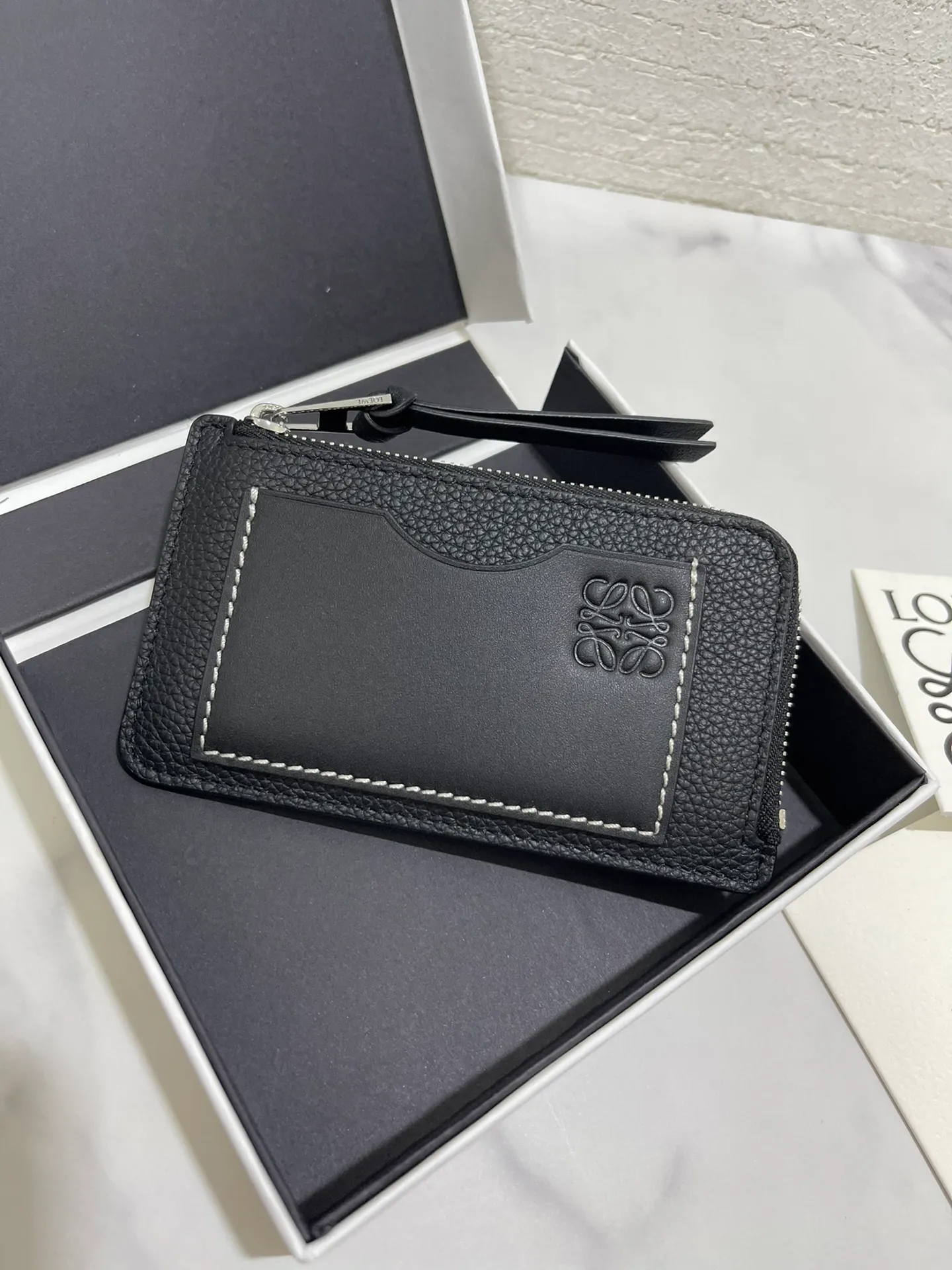 480💰 Color-blocked zippered card holder is made of soft pique calfskin and contrasting calfskin. There are card slots and zipper pockets on both sides, which can hold change and cards. It is exquisite and practical. Style number 3762, size 13*7.5