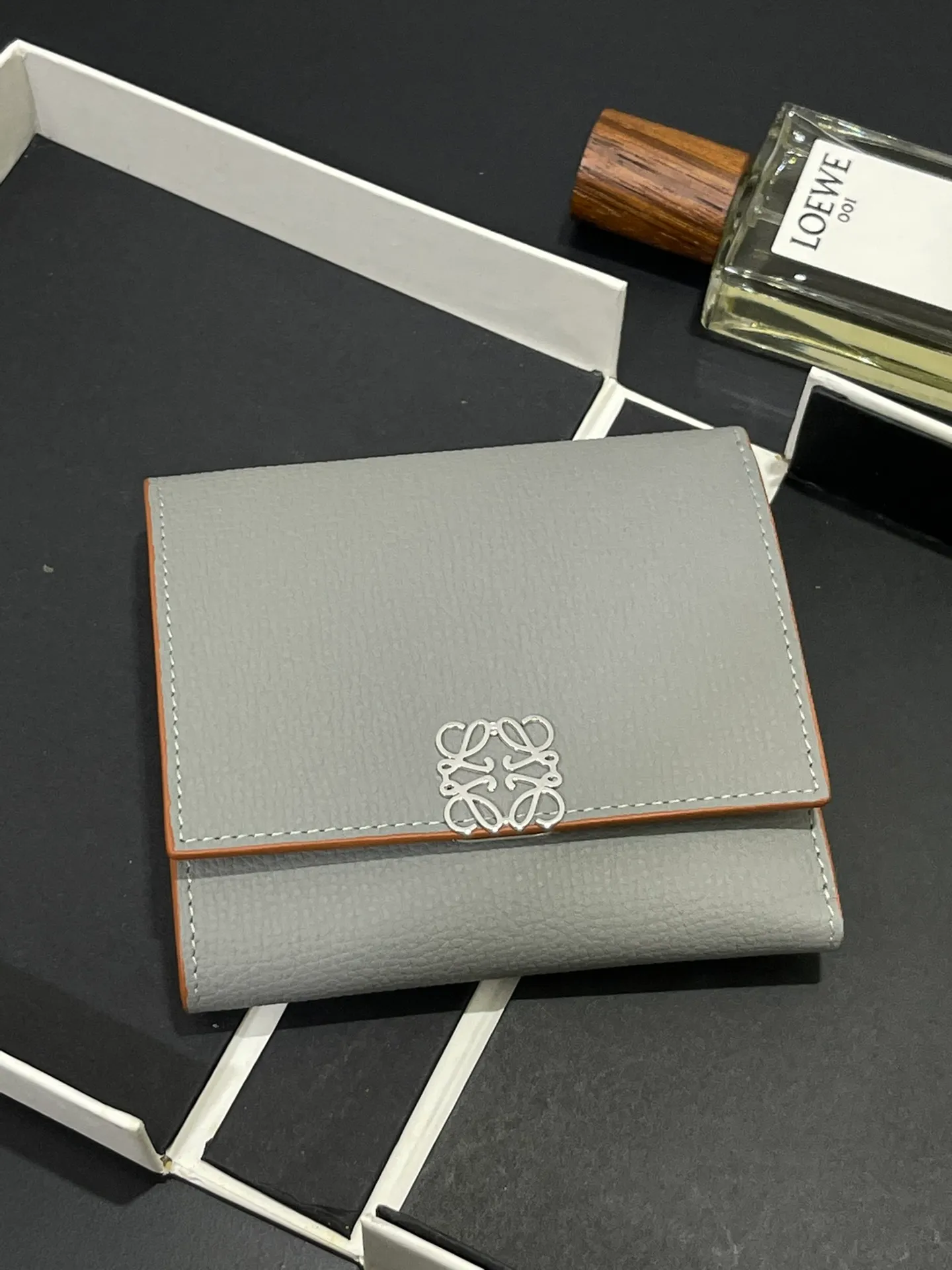 410💰 Short folding wallet made of pebbled cowhide, calfskin lining, card slots, zipper pocket, can enlarge banknotes. Style number 3729, size 10*11💰410
