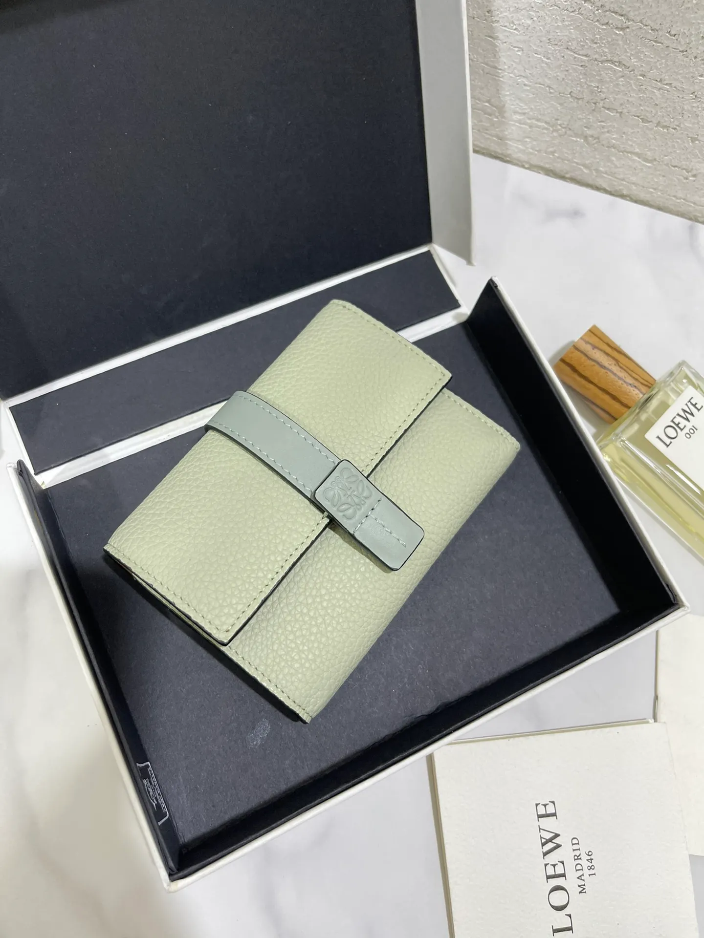 640💰 Small vertical wallet series wallets are made of soft pique calfskin and contrasting calfskin. It has zipper pockets, card slots and slip pockets, and a push button switch. It is exquisite and practical. Style number 3785, size 12*8.5