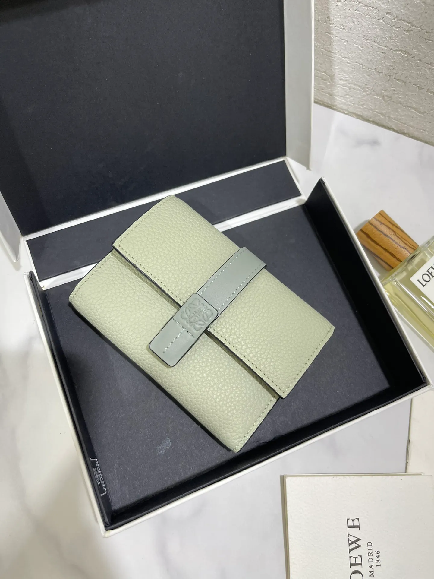 640💰 Small vertical wallet series wallets are made of soft pique calfskin and contrasting calfskin. It has zipper pockets, card slots and slip pockets, and a push button switch. It is exquisite and practical. Style number 3785, size 12*8.5