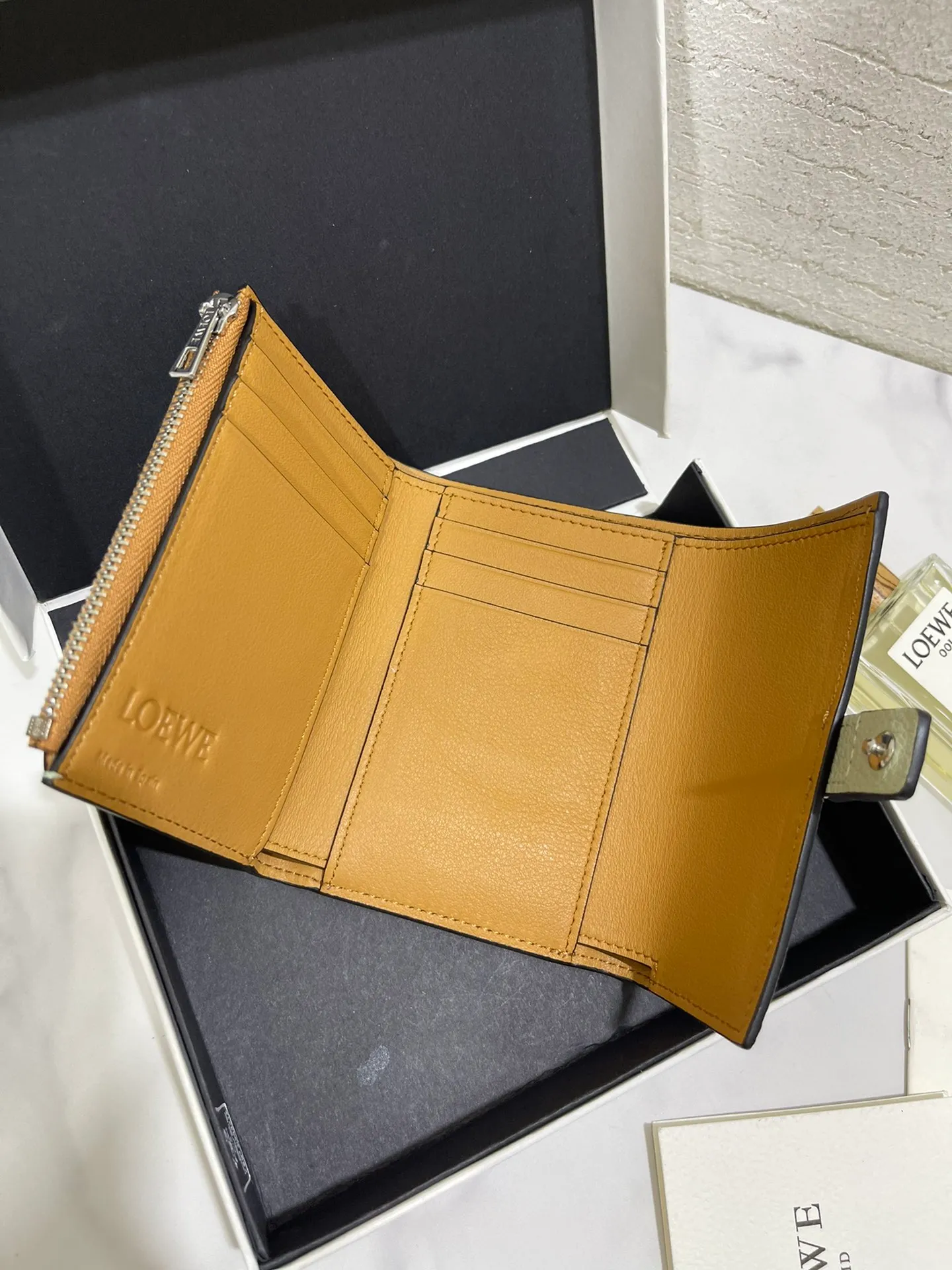 640💰 Small vertical wallet series wallets are made of soft pique calfskin and contrasting calfskin. It has zipper pockets, card slots and slip pockets, and a push button switch. It is exquisite and practical. Style number 3785, size 12*8.5