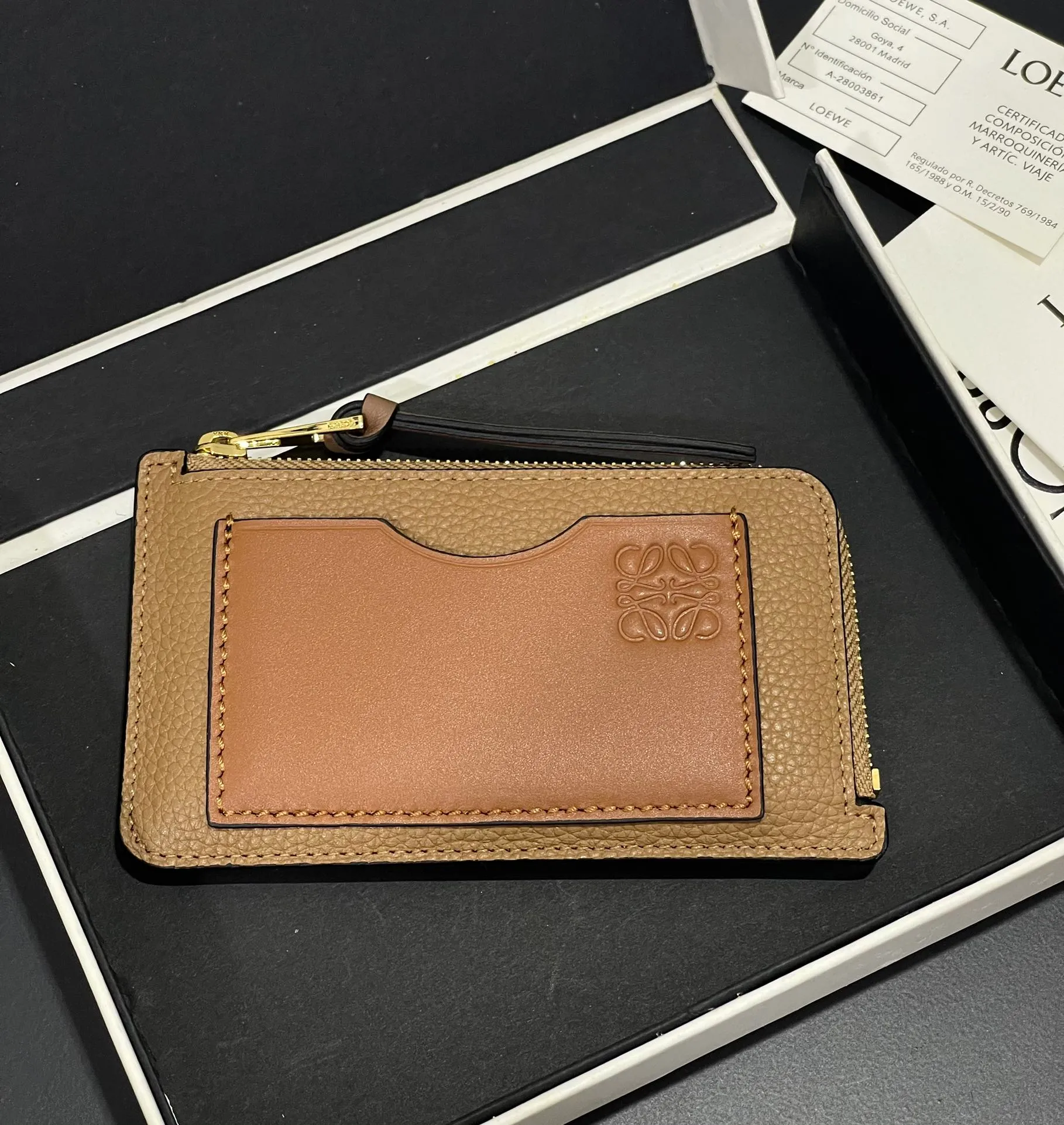 480💰 Color-blocked zippered card holder is made of soft pique calfskin and contrasting calfskin. There are card slots and zipper pockets on both sides, which can hold change and cards. It is exquisite and practical. Style number 3762, size 13*7.5