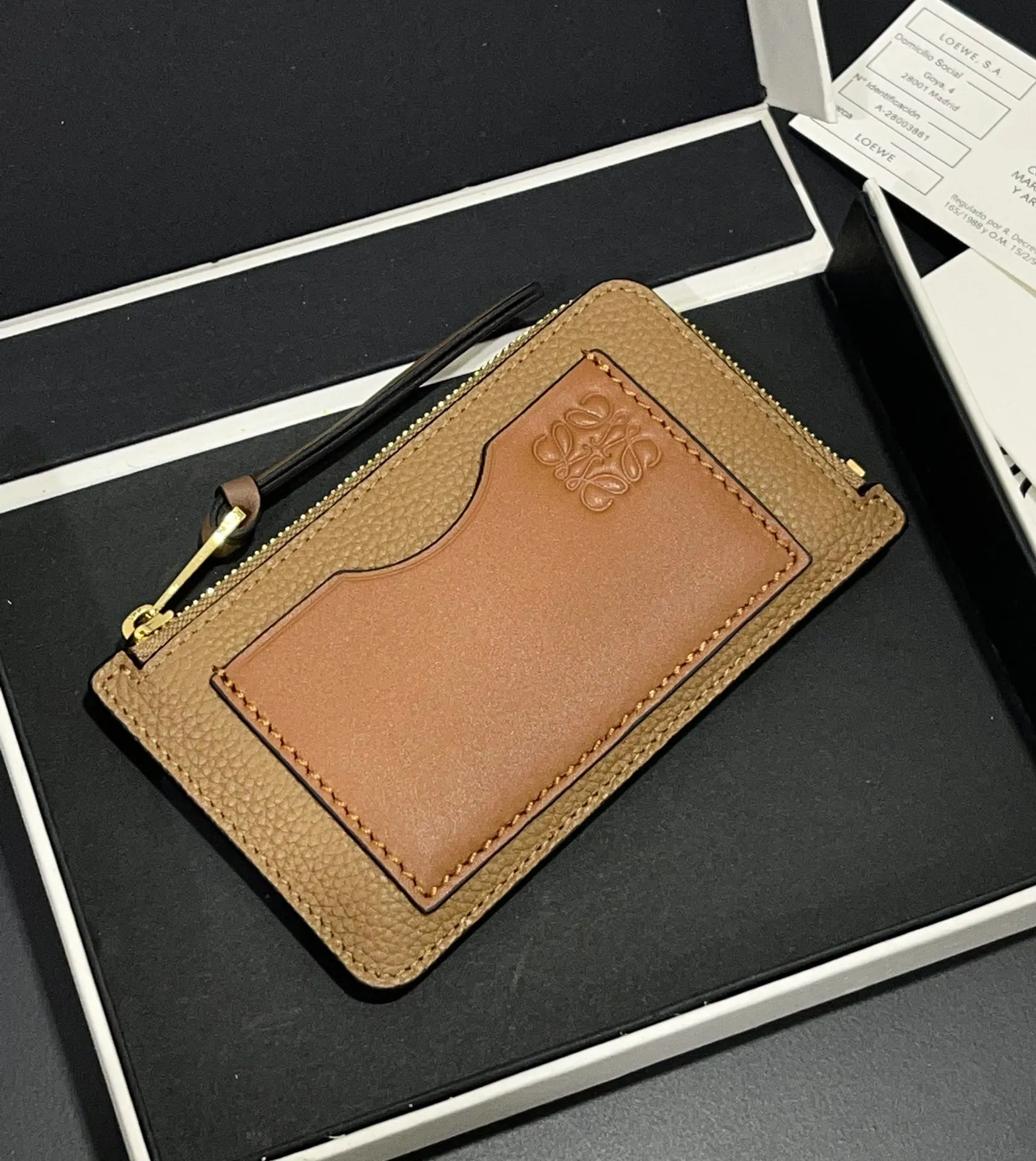 480💰 Color-blocked zippered card holder is made of soft pique calfskin and contrasting calfskin. There are card slots and zipper pockets on both sides, which can hold change and cards. It is exquisite and practical. Style number 3762, size 13*7.5