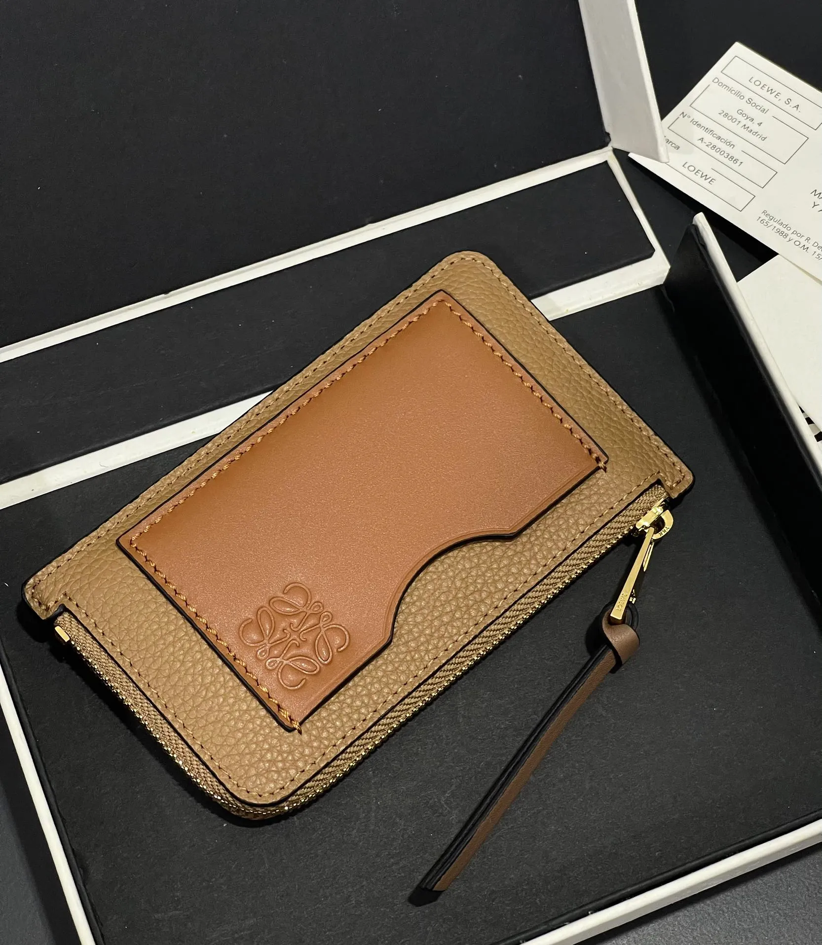 480💰 Color-blocked zippered card holder is made of soft pique calfskin and contrasting calfskin. There are card slots and zipper pockets on both sides, which can hold change and cards. It is exquisite and practical. Style number 3762, size 13*7.5