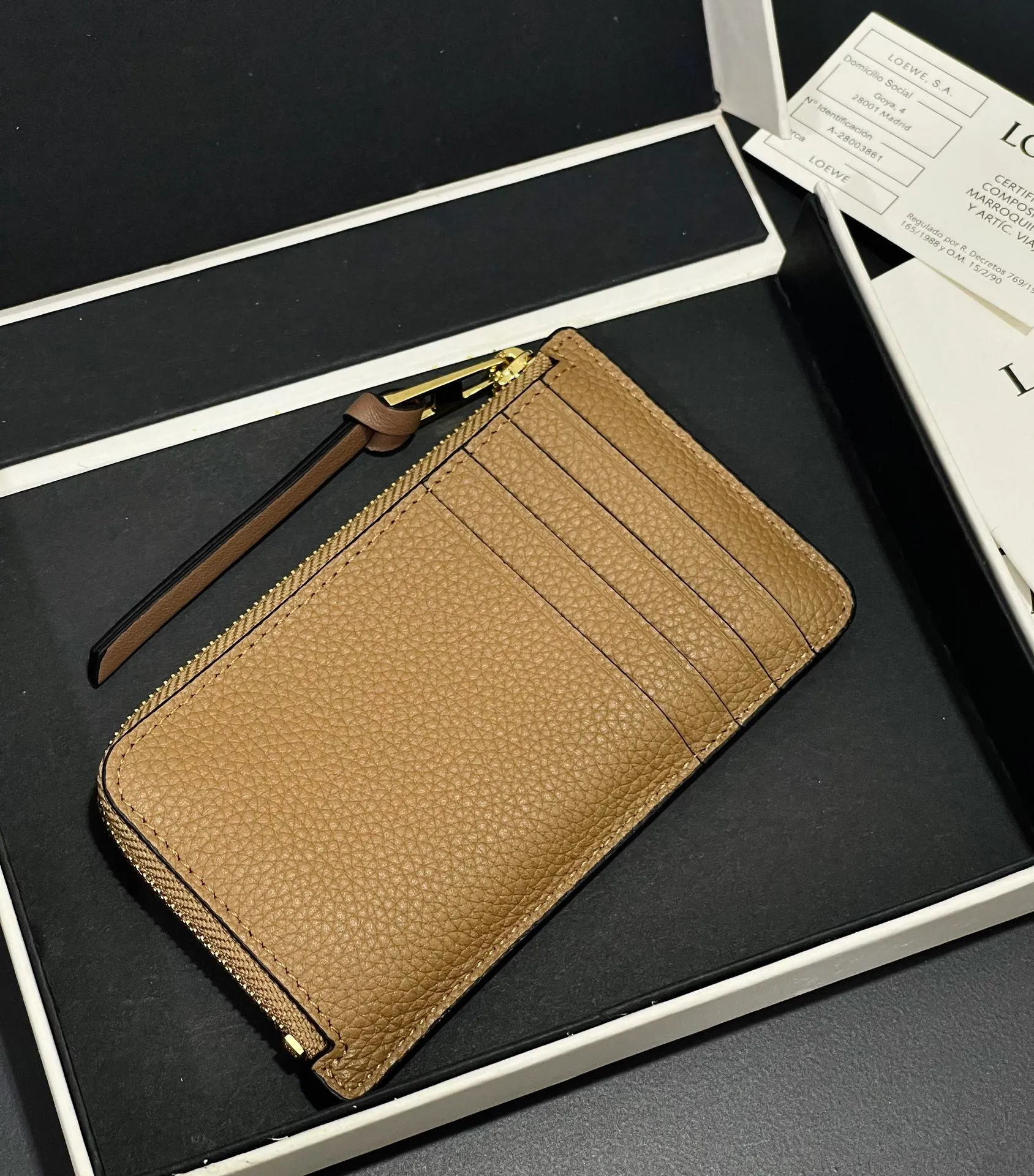 480💰 Color-blocked zippered card holder is made of soft pique calfskin and contrasting calfskin. There are card slots and zipper pockets on both sides, which can hold change and cards. It is exquisite and practical. Style number 3762, size 13*7.5