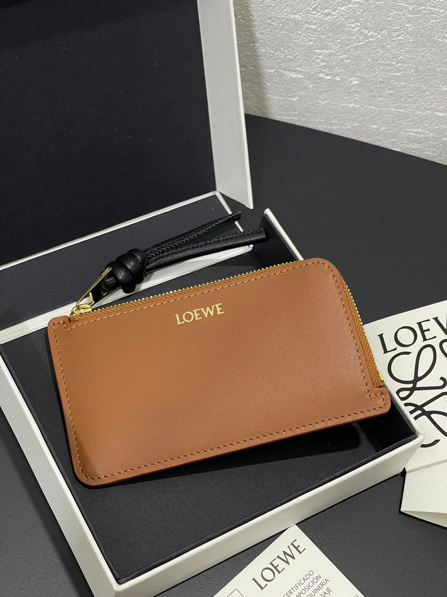 Satin nappa cowhide knot zipper small card holder, sheepskin lining, color-blocked knot pull tab, four card slots and zipper compartment. Style number 3793, size 13.5✕7 💰300