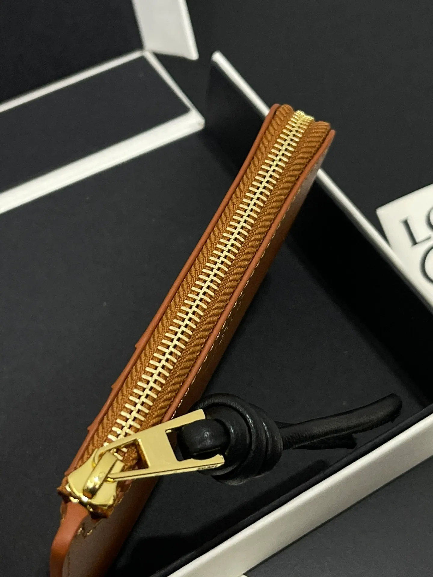 Satin nappa cowhide knot zipper small card holder, sheepskin lining, color-blocked knot pull tab, four card slots and zipper compartment. Style number 3793, size 13.5✕7 💰300