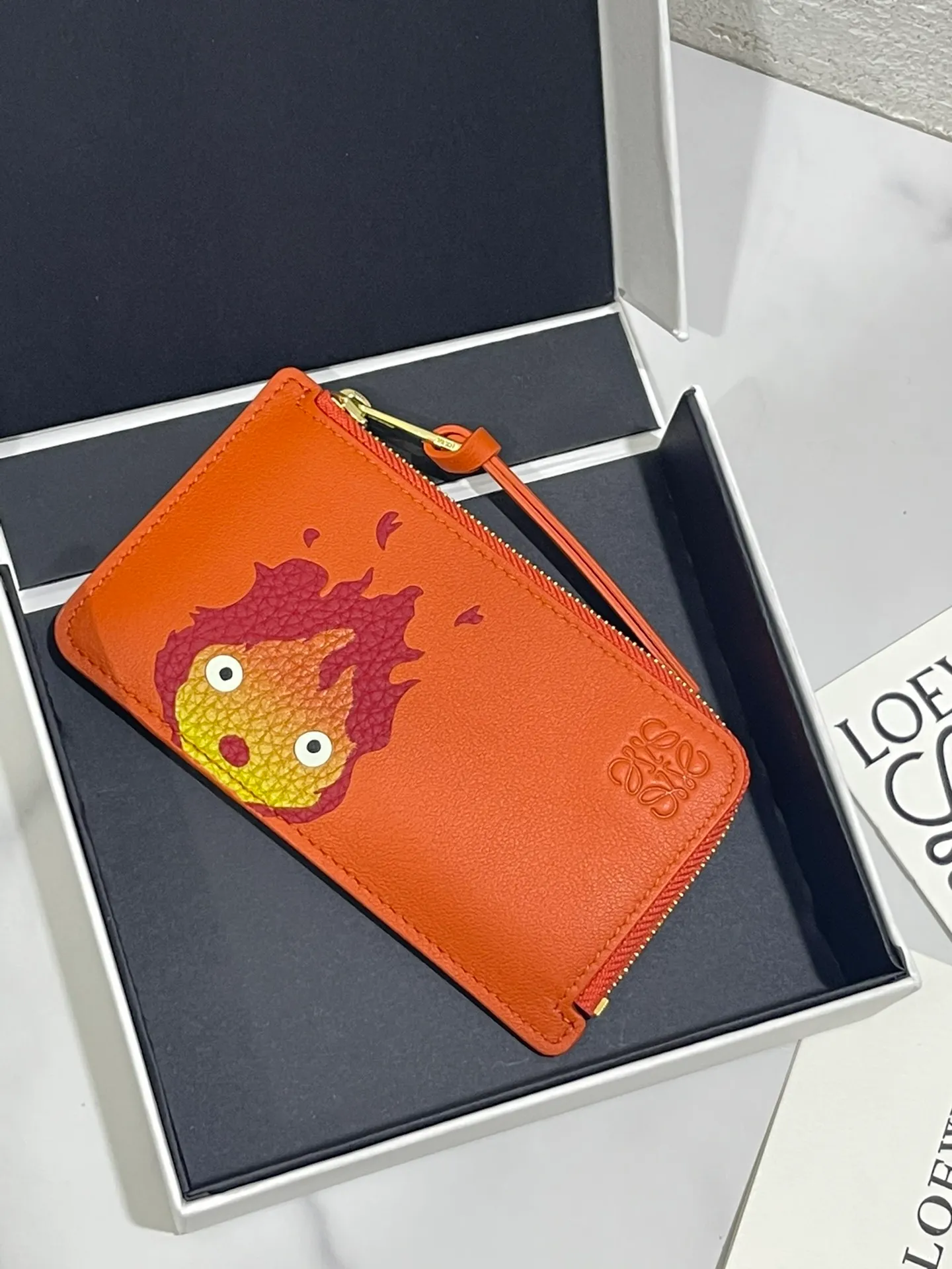❤️Calcifer zipper card holder✖️Howl's Moving Castle is said to be the final work of Hayao Miyazaki. Made of classic calfskin, using precise cutting technology, made with inlay technology, 4 card slots and a large zippered pocket. Style No. 3790, size 13*7.5, (Note⚠️: Since the pattern is inlaid and spliced ​​by hand, it is normal for there to be gaps and flakes on the leather) 💰660
