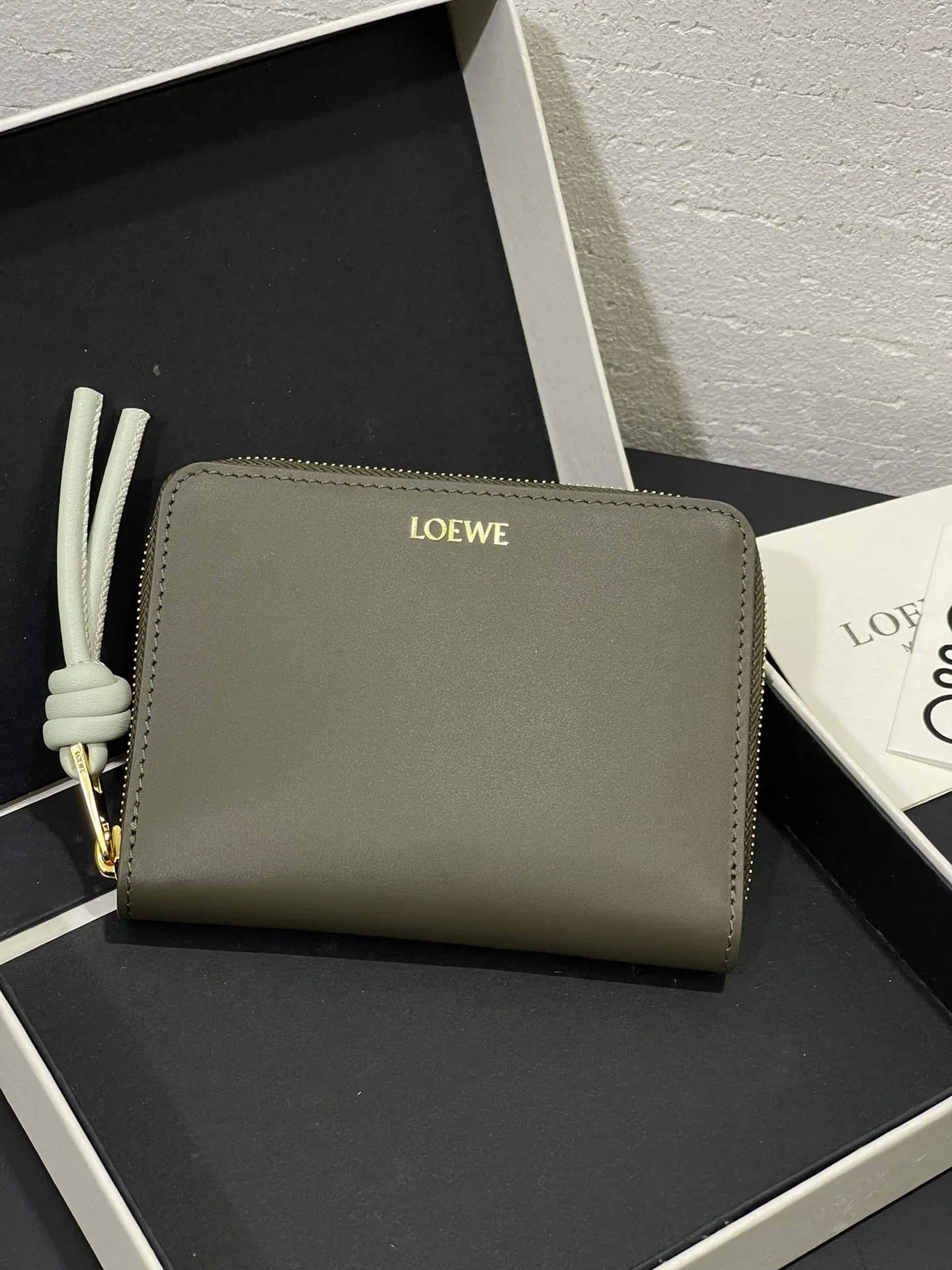 Glossy nappa leather knotted zipper wallet with sheepskin lining, color-blocked knotted pull tab, six card slots and zipper compartment. Style number 3805, size 12*9.5 💰410