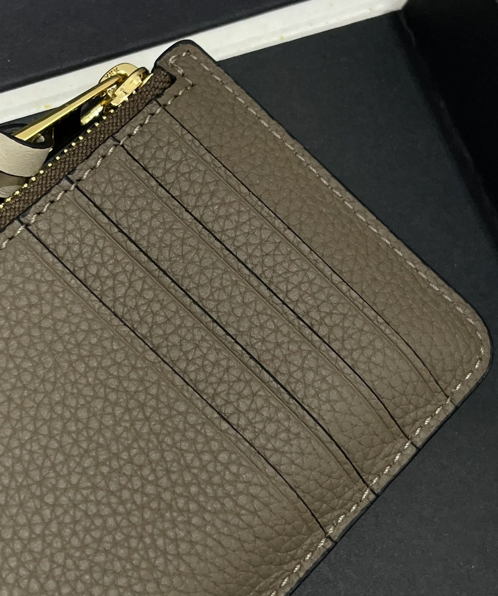 480💰 Color-blocked zippered card holder is made of soft pique calfskin and contrasting calfskin. There are card slots and zipper pockets on both sides, which can hold change and cards. It is exquisite and practical. Style number 3762, size 13*7.5