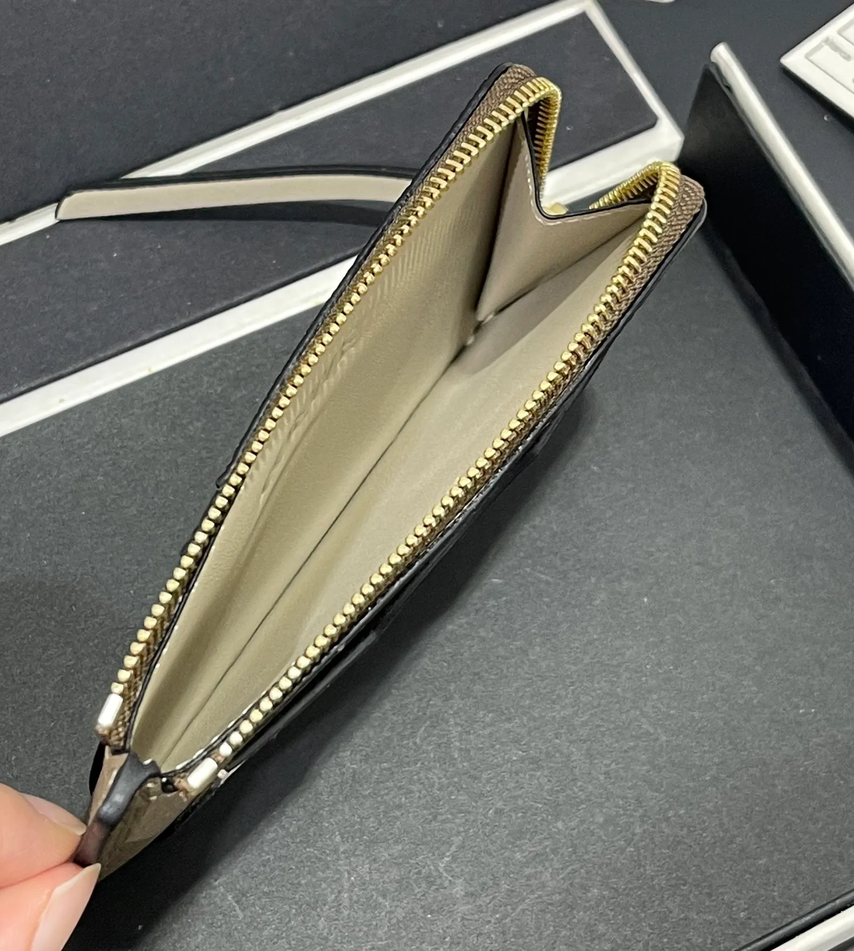 480💰 Color-blocked zippered card holder is made of soft pique calfskin and contrasting calfskin. There are card slots and zipper pockets on both sides, which can hold change and cards. It is exquisite and practical. Style number 3762, size 13*7.5