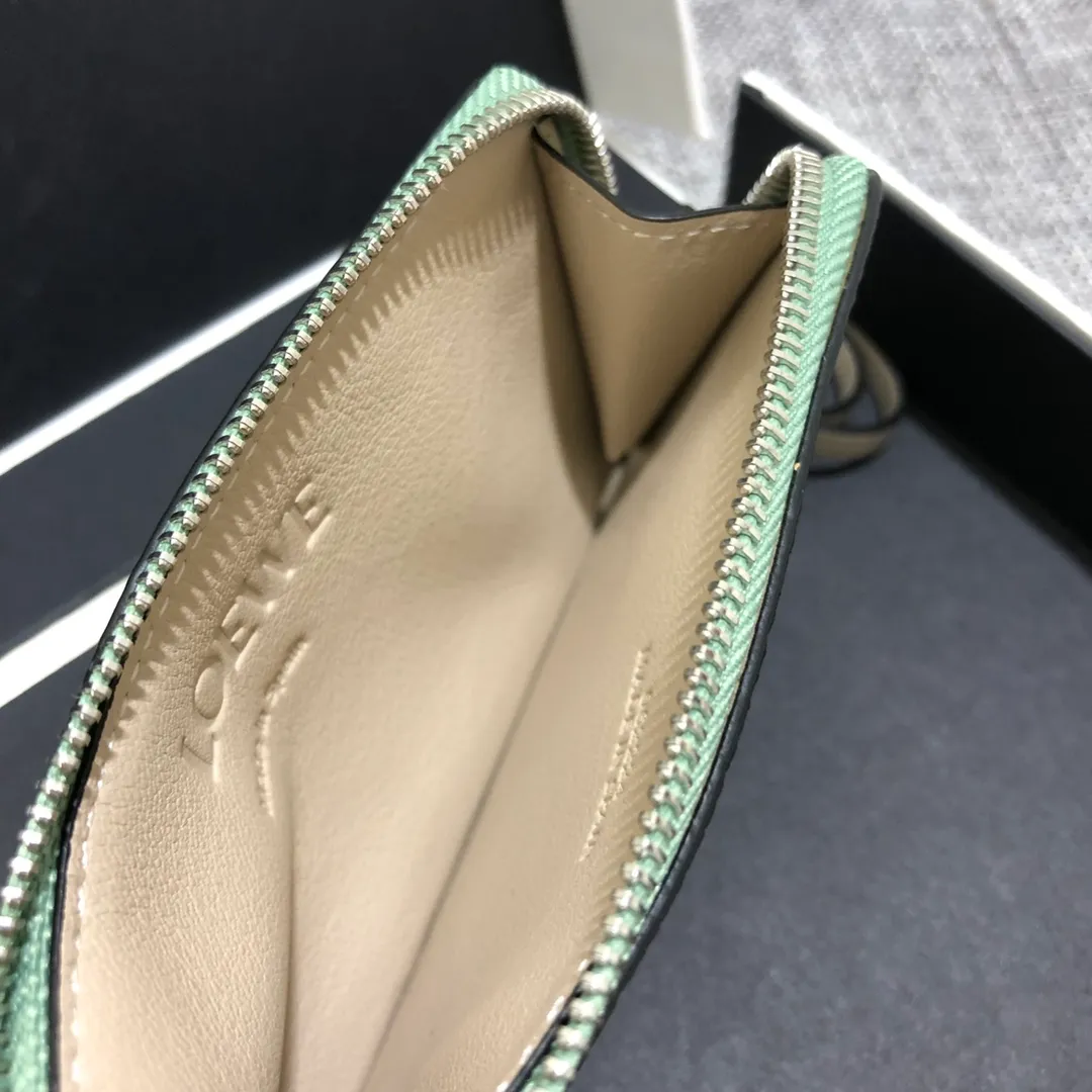 480💰 Color-blocked zippered card holder is made of soft pique calfskin and contrasting calfskin. There are card slots and zipper pockets on both sides, which can hold change and cards. It is exquisite and practical. Style number 3762, size 13*7.5