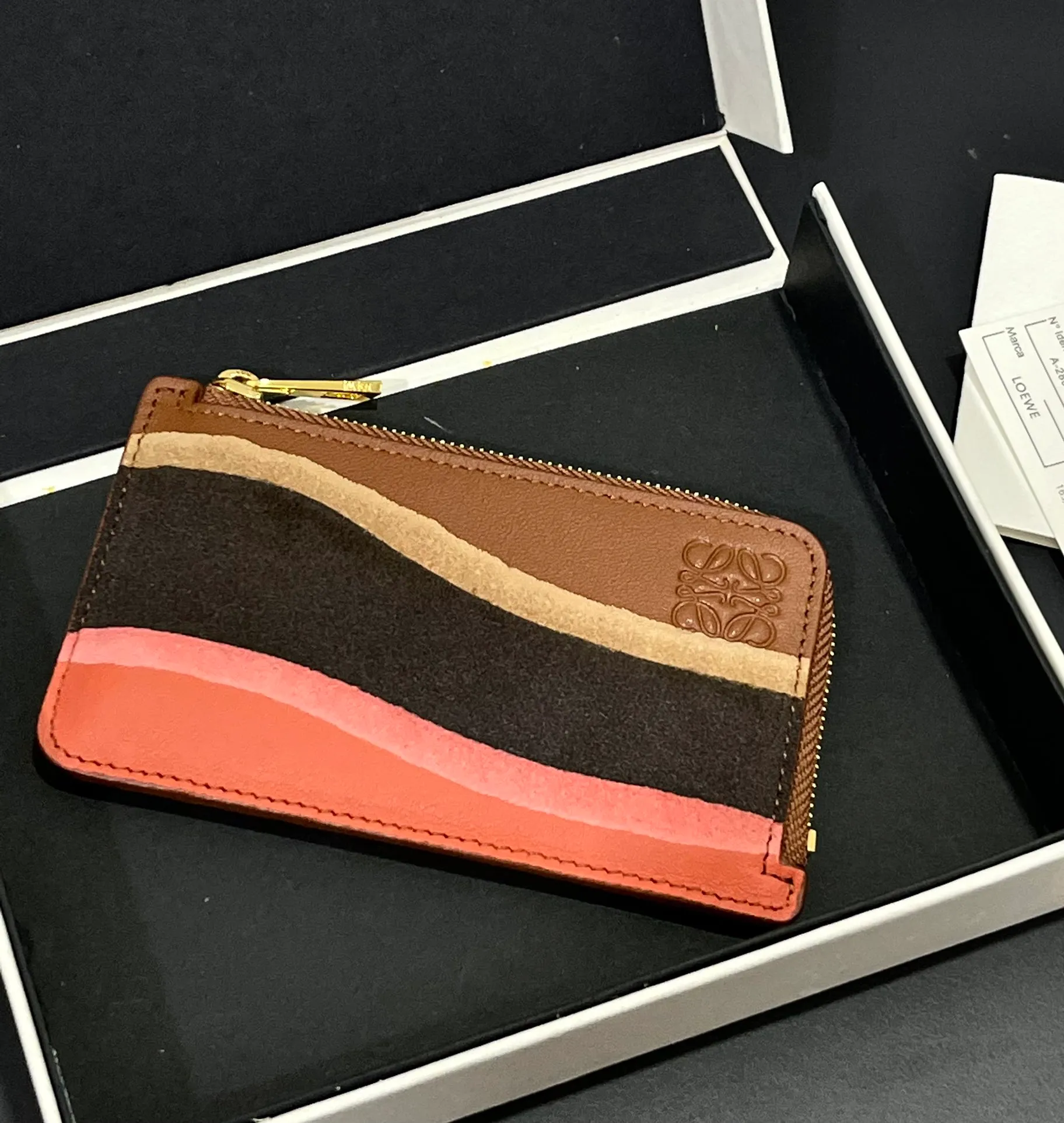 600💰 Landscape spliced ​​zipper card holder is made of calfskin and suede. This card holder is made by thinning, laminating, laminating and other complex production processes of different leathers. Four card slots and a zipper compartment. Style No. 3816 Note⚠️: The radian position of the leather splicing will be different, and there will be rubber bands or skin scars. Each one is unique, so please don’t disturb me if you mind!