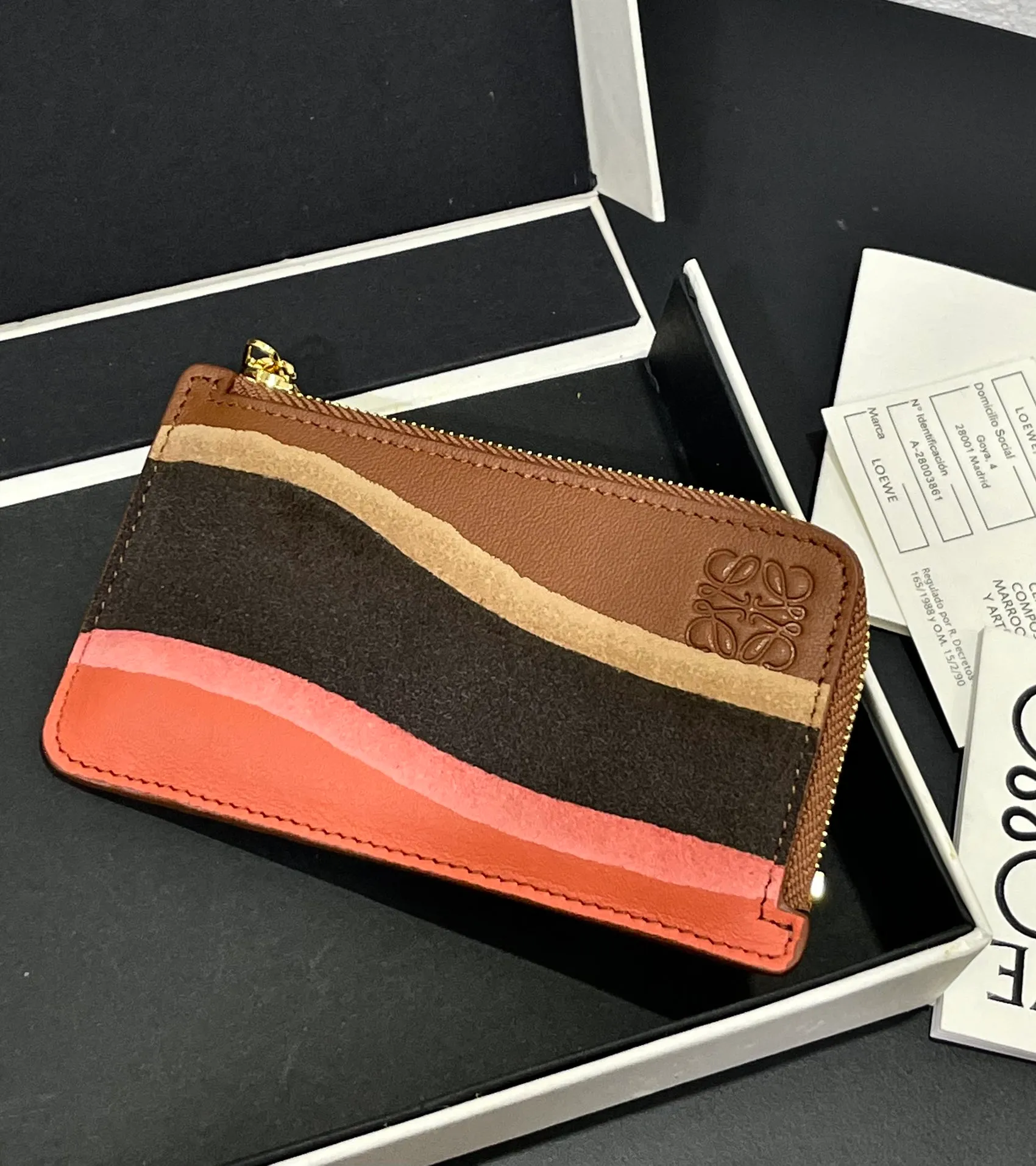 600💰 Landscape spliced ​​zipper card holder is made of calfskin and suede. This card holder is made by thinning, laminating, laminating and other complex production processes of different leathers. Four card slots and a zipper compartment. Style No. 3816 Note⚠️: The radian position of the leather splicing will be different, and there will be rubber bands or skin scars. Each one is unique, so please don’t disturb me if you mind!