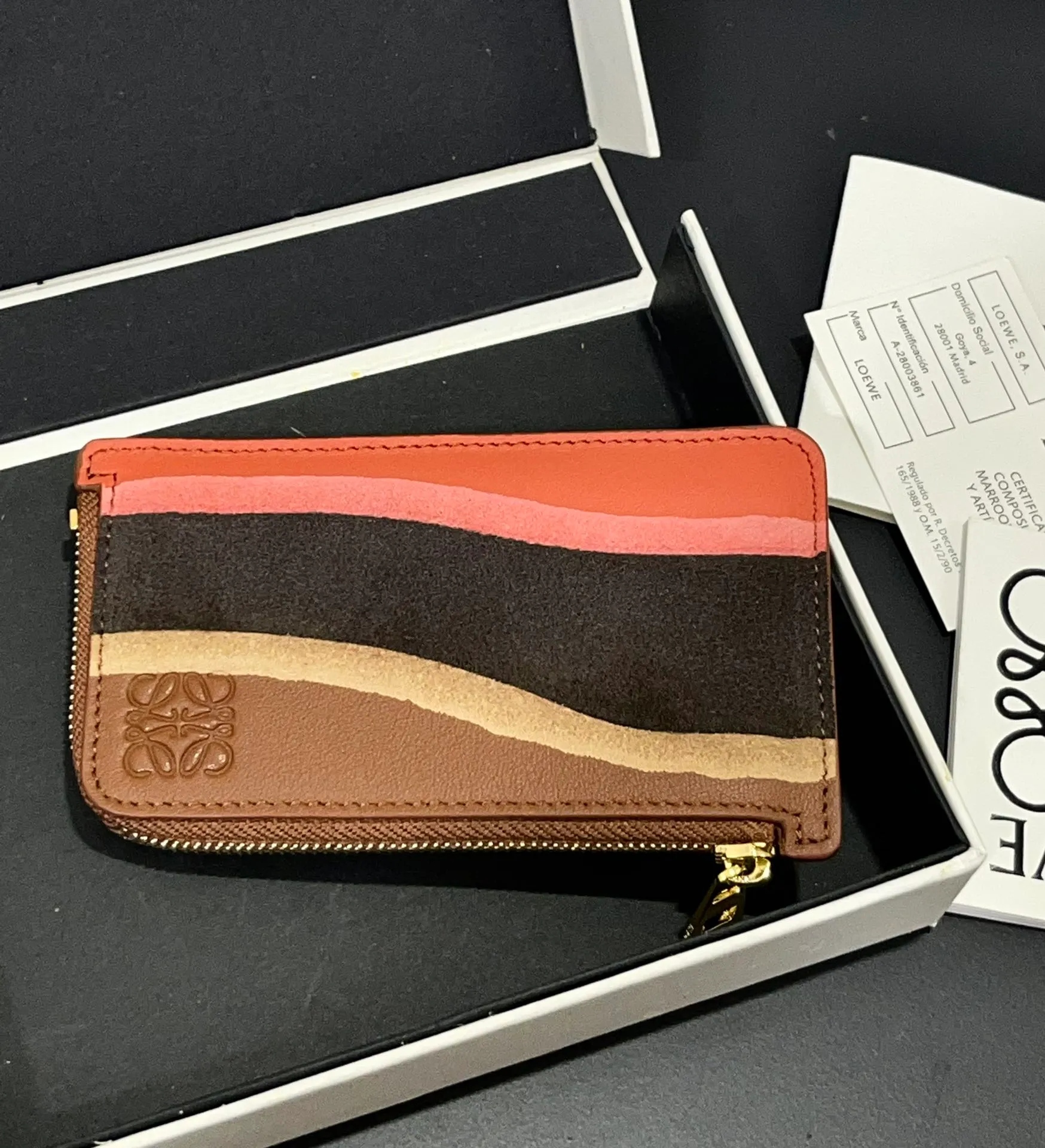 600💰 Landscape spliced ​​zipper card holder is made of calfskin and suede. This card holder is made by thinning, laminating, laminating and other complex production processes of different leathers. Four card slots and a zipper compartment. Style No. 3816 Note⚠️: The radian position of the leather splicing will be different, and there will be rubber bands or skin scars. Each one is unique, so please don’t disturb me if you mind!