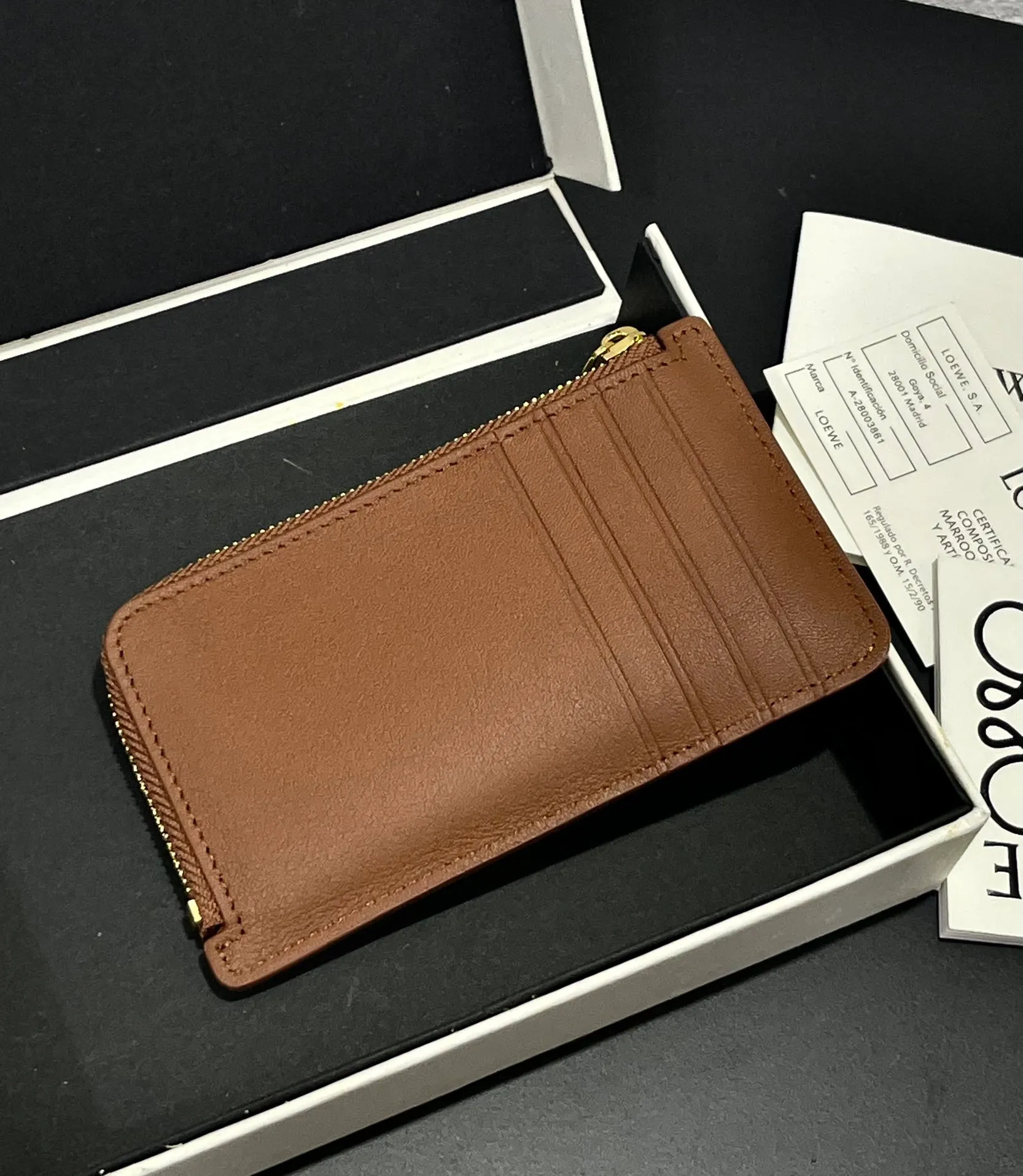 600💰 Landscape spliced ​​zipper card holder is made of calfskin and suede. This card holder is made by thinning, laminating, laminating and other complex production processes of different leathers. Four card slots and a zipper compartment. Style No. 3816 Note⚠️: The radian position of the leather splicing will be different, and there will be rubber bands or skin scars. Each one is unique, so please don’t disturb me if you mind!