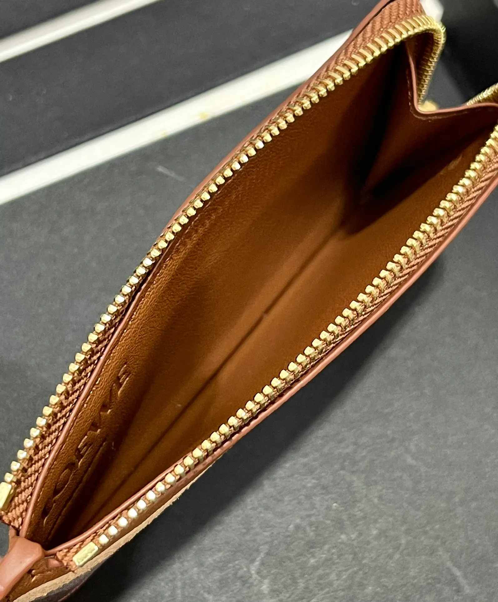 600💰 Landscape spliced ​​zipper card holder is made of calfskin and suede. This card holder is made by thinning, laminating, laminating and other complex production processes of different leathers. Four card slots and a zipper compartment. Style No. 3816 Note⚠️: The radian position of the leather splicing will be different, and there will be rubber bands or skin scars. Each one is unique, so please don’t disturb me if you mind!