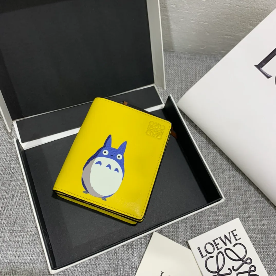 860💰Special "My Neighbor Totoro🐱" series short wallet is exquisitely made with inlay technology. Its smart and exquisite design is dazzling. There are 8 card slots, skewer pockets and zipper pockets inside. Style number 3750, size 11*9 (note⚠️ the chinchilla pattern is spliced ​​and inlaid, gaps and skin flakes are normal)