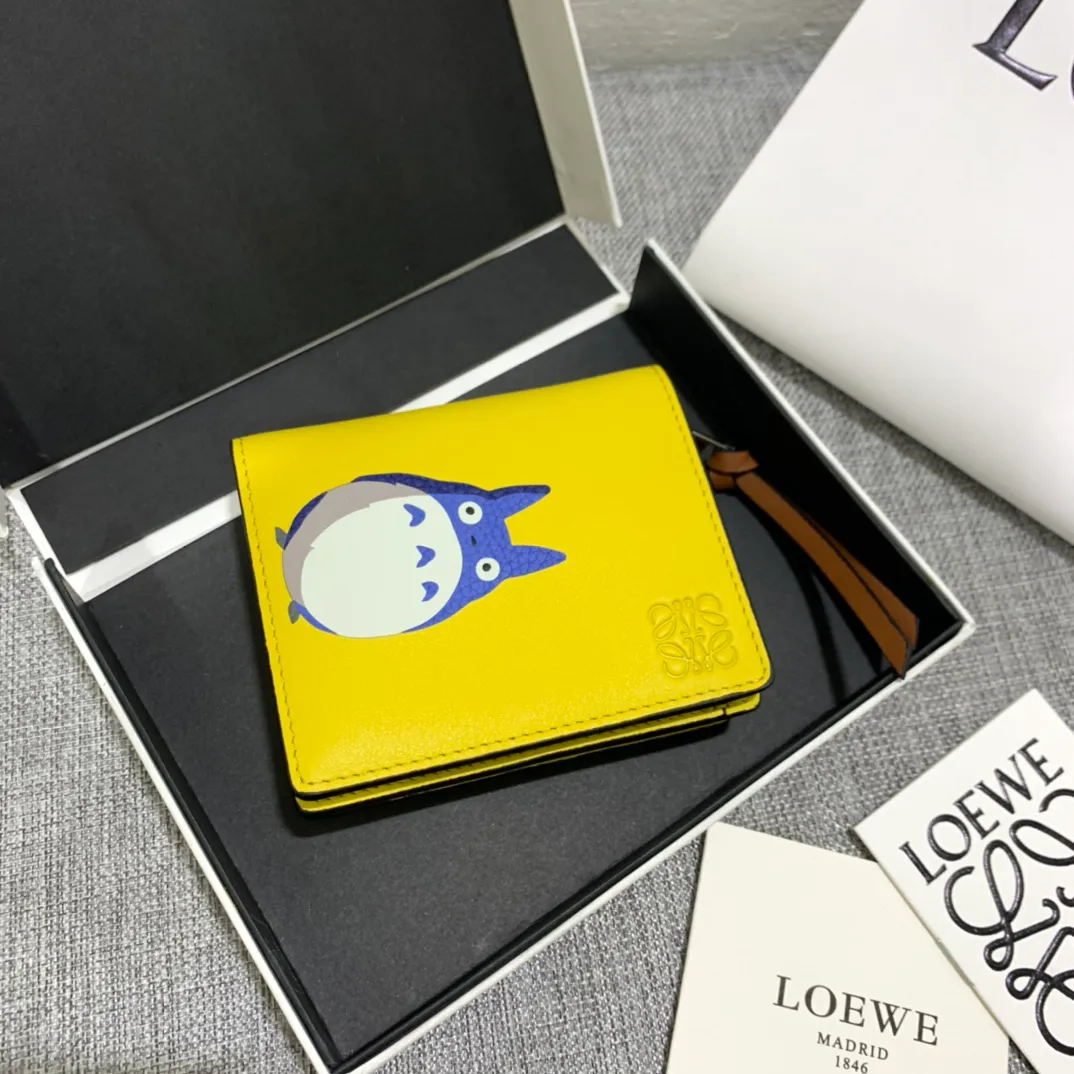 860💰Special "My Neighbor Totoro🐱" series short wallet is exquisitely made with inlay technology. Its smart and exquisite design is dazzling. There are 8 card slots, skewer pockets and zipper pockets inside. Style number 3750, size 11*9 (note⚠️ the chinchilla pattern is spliced ​​and inlaid, gaps and skin flakes are normal)