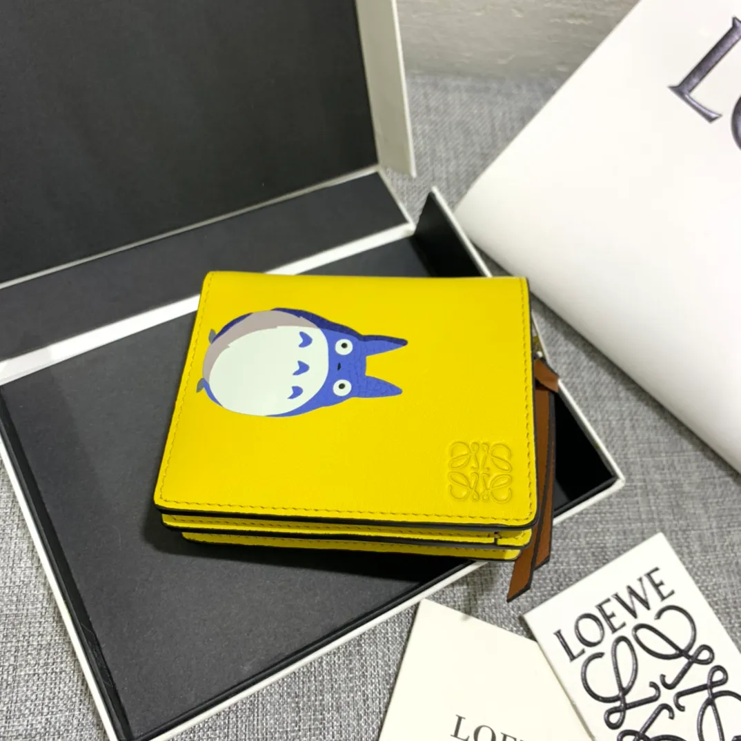 860💰Special "My Neighbor Totoro🐱" series short wallet is exquisitely made with inlay technology. Its smart and exquisite design is dazzling. There are 8 card slots, skewer pockets and zipper pockets inside. Style number 3750, size 11*9 (note⚠️ the chinchilla pattern is spliced ​​and inlaid, gaps and skin flakes are normal)