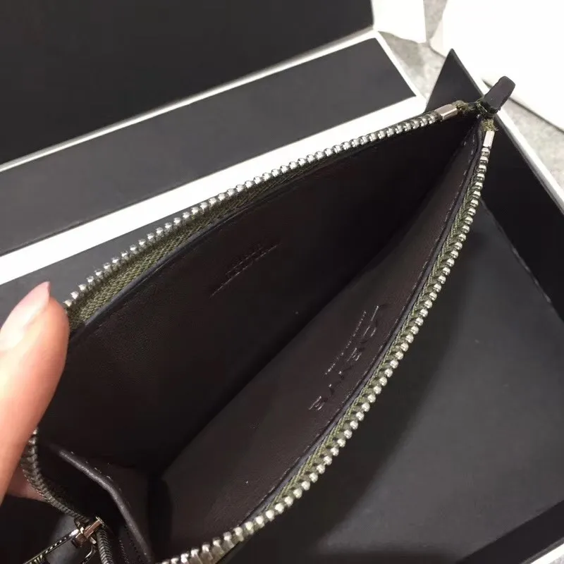 480💰 Color-blocked zippered card holder is made of soft pique calfskin and contrasting calfskin. There are card slots and zipper pockets on both sides, which can hold change and cards. It is exquisite and practical. Style number 3611, size 13*7.5