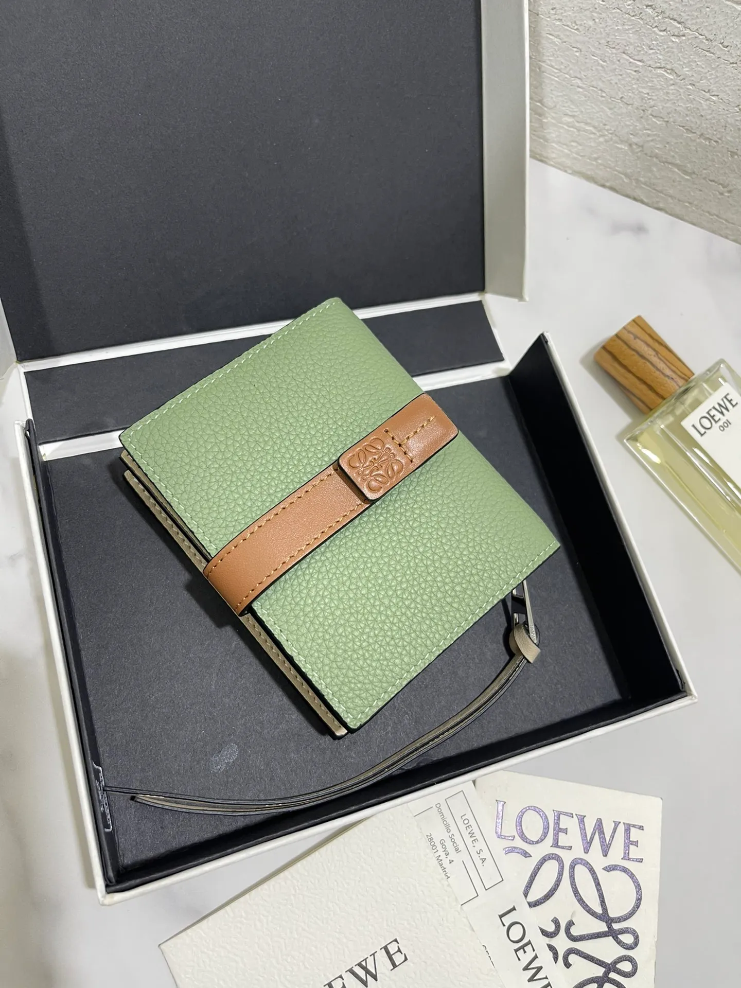 740💰 Compact zip wallet is made of wear-resistant piqué calfskin with a two-color combination. It has card slots and a coin pocket inside, making it exquisite and practical. Style number 3788, size 10.5*9*3