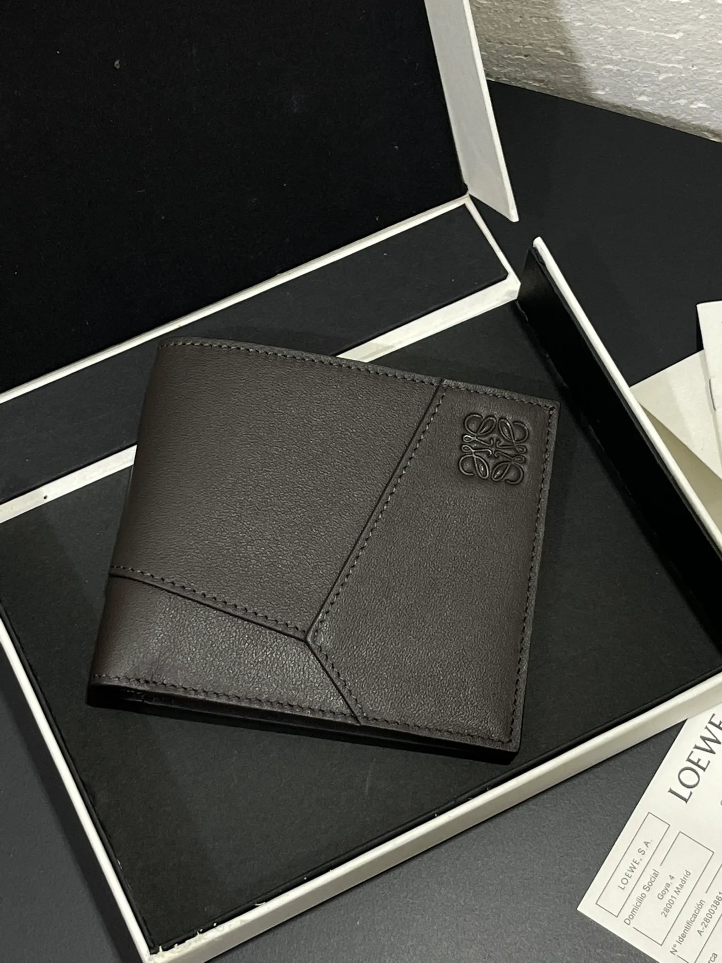 Men's bifold wallet is shipped. The wallet is inspired by the puzzle series handbags. It adopts a unique geometric pattern. It is made of classic calfskin. It has eight card slots and two large pockets. Style number 3801. Size 11*10 💰330