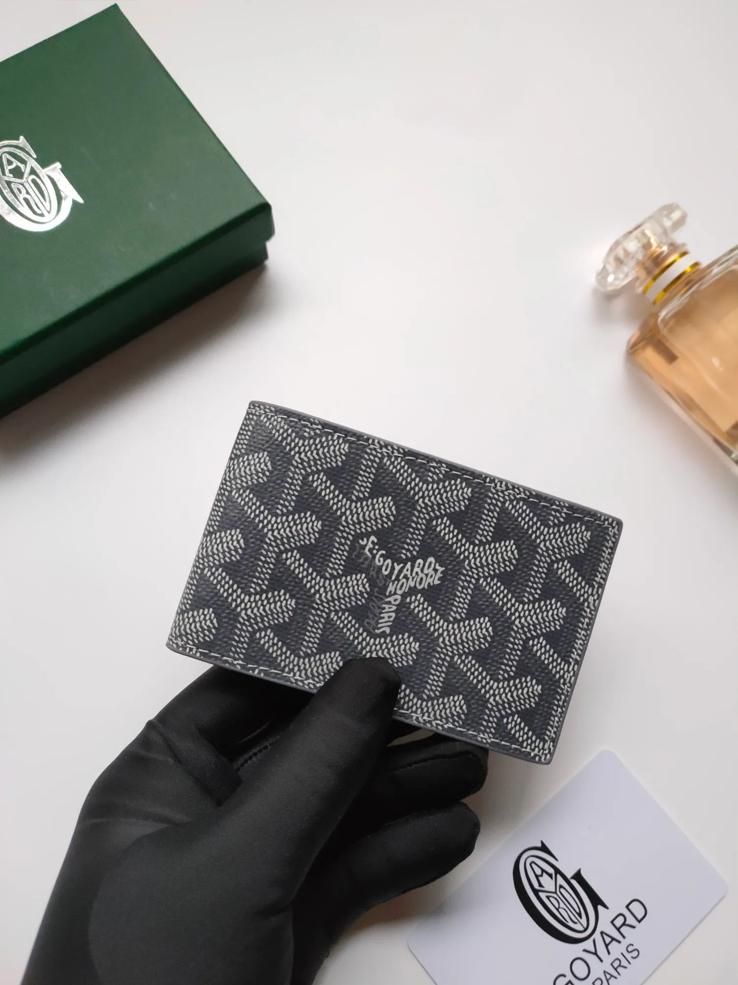 ￥110 Insert Victoire card holder can not only be used alone, but can also be inserted into the Victoire wallet to add more card storage space. Goyardine canvas & Vauzelles calfskin Style number: 9638 Size: 7.1 cmx0.5 cmx10 cm