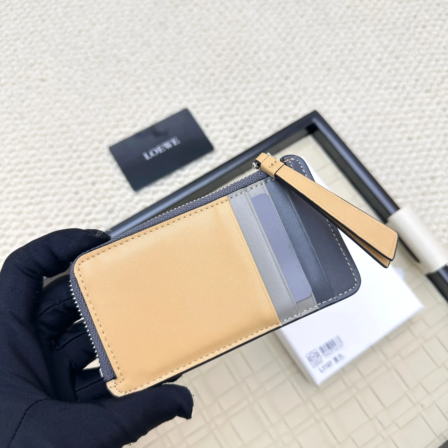 💰120 ·Loewe’s new card holders are back in stock! The new ones are all with metal logos, which are more refined than the old ones~~ Comes with box and dust bag! It’s a good idea to choose this small accessory for Valentine’s Day ~~Model: L1107 Size: 13*7.5*1