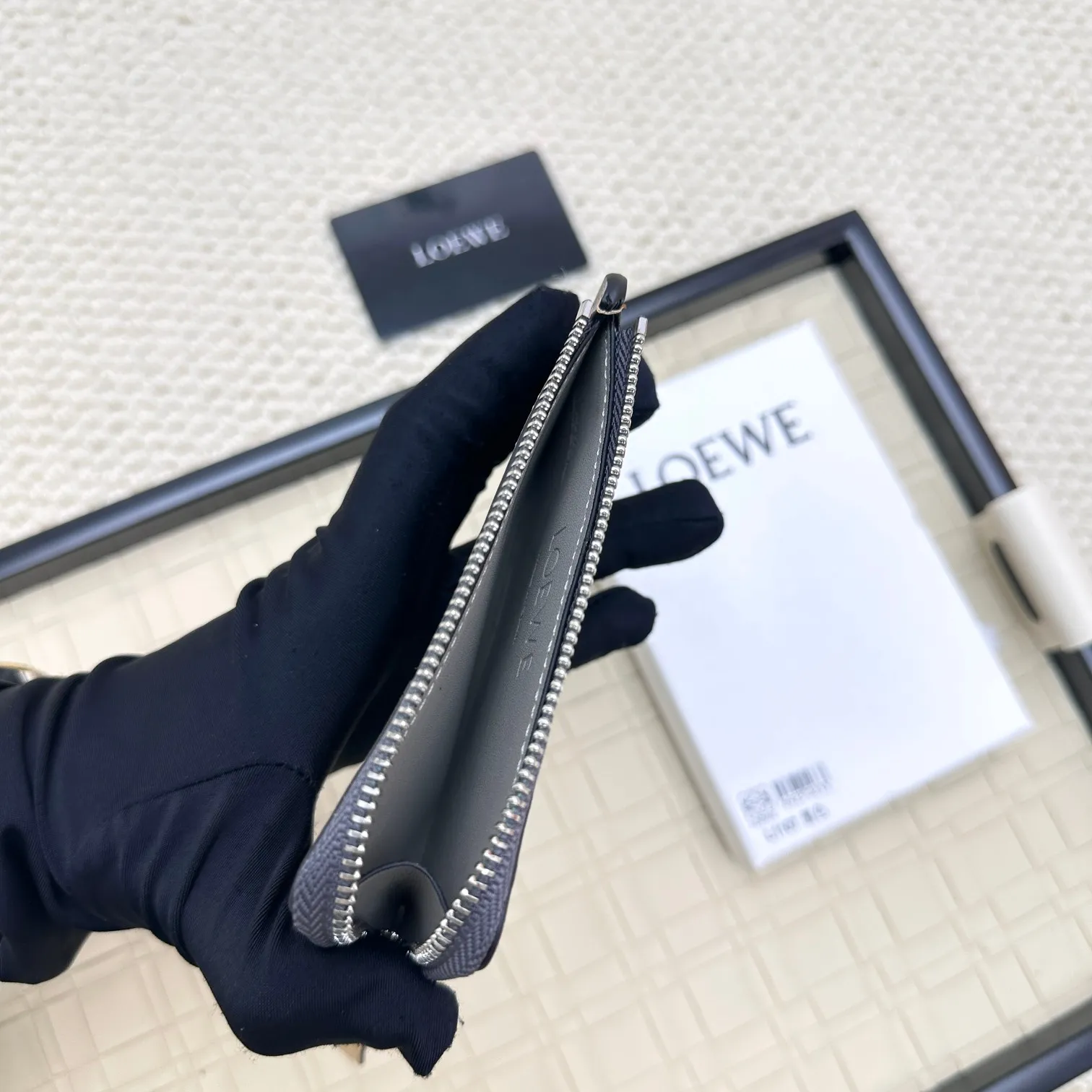 💰120 ·Loewe’s new card holders are back in stock! The new ones are all with metal logos, which are more refined than the old ones~~ Comes with box and dust bag! It’s a good idea to choose this small accessory for Valentine’s Day ~~Model: L1107 Size: 13*7.5*1