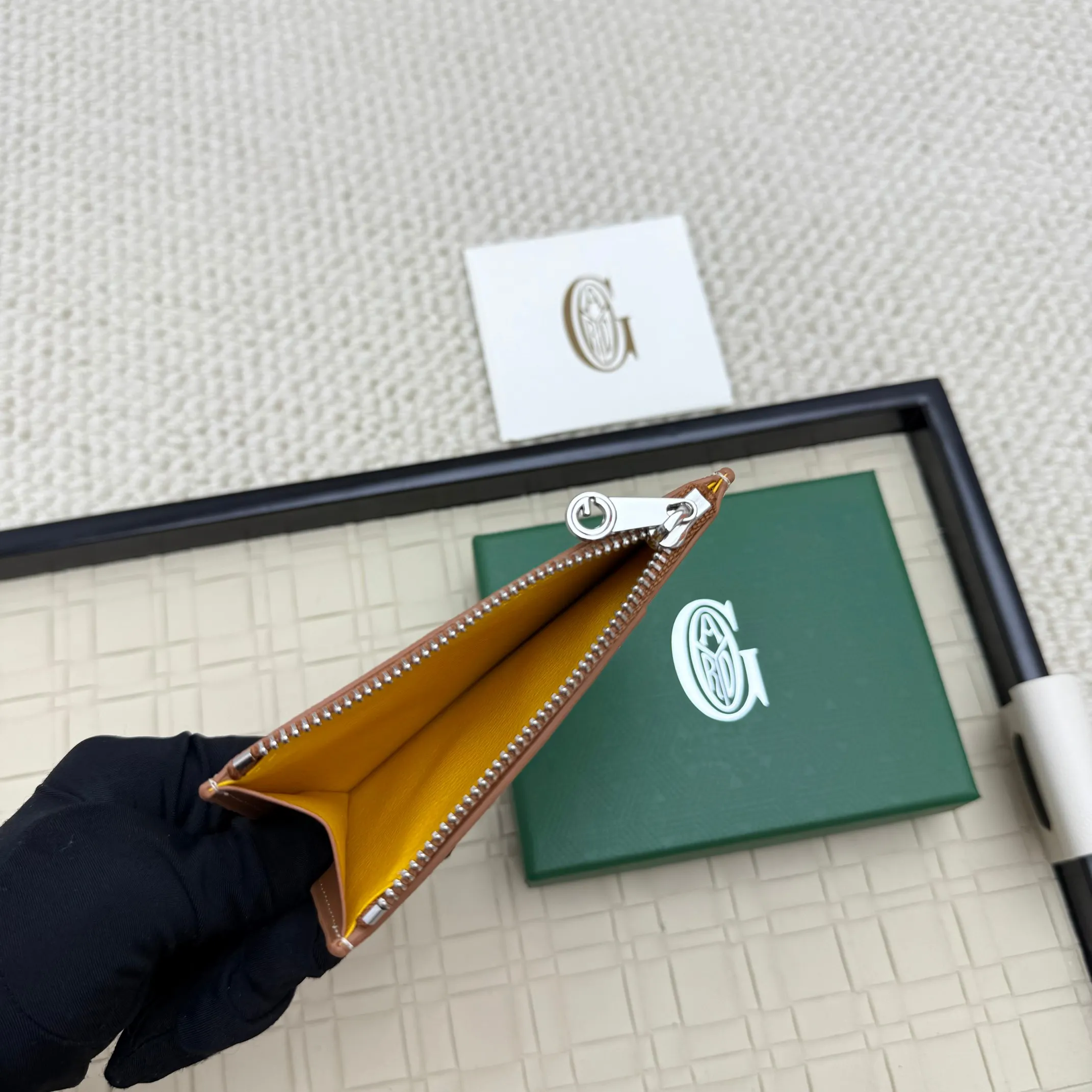 💰 120 Goyard Bourbon zipper coin card holder. This coin card holder has 3 card slots, 1 patch pocket and a zipper pocket to store coins, change or cards, and can safely store change. Exquisite and small, its compact shape can be easily put into a pocket or large bag. Size: 12.5x1x8.4cm No.: 808